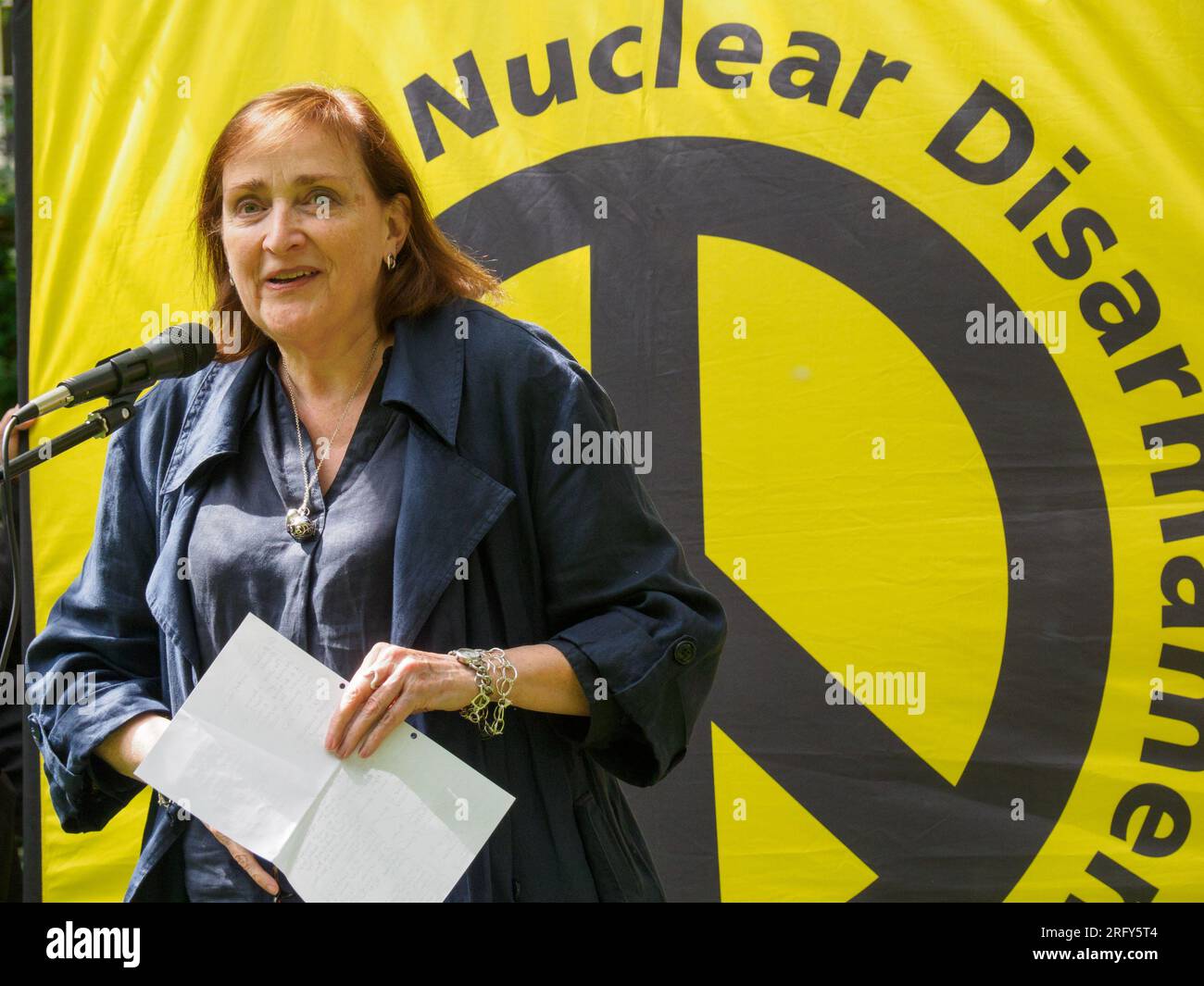 London, Großbritannien. 6 Aug 2023. Stadträtin Emma Dent-Coad. 78 Jahre nachdem die USA Atombomben in den japanischen Städten Hiroshima und Nagaski explodierten, traf sich die Londoner CND am Hiroshima Cherry Tree auf dem Tavistock Square, um an die über 350.000 Menschen zu erinnern, die sofort oder in den nächsten Monaten an den Bombenanschlägen starben. Die Redner forderten die britische Regierung auf, Atomwaffen aufzugeben und den UN-Vertrag über das Verbot von Atomwaffen zu unterzeichnen. Peter Marshall/Alamy Live News. Stockfoto