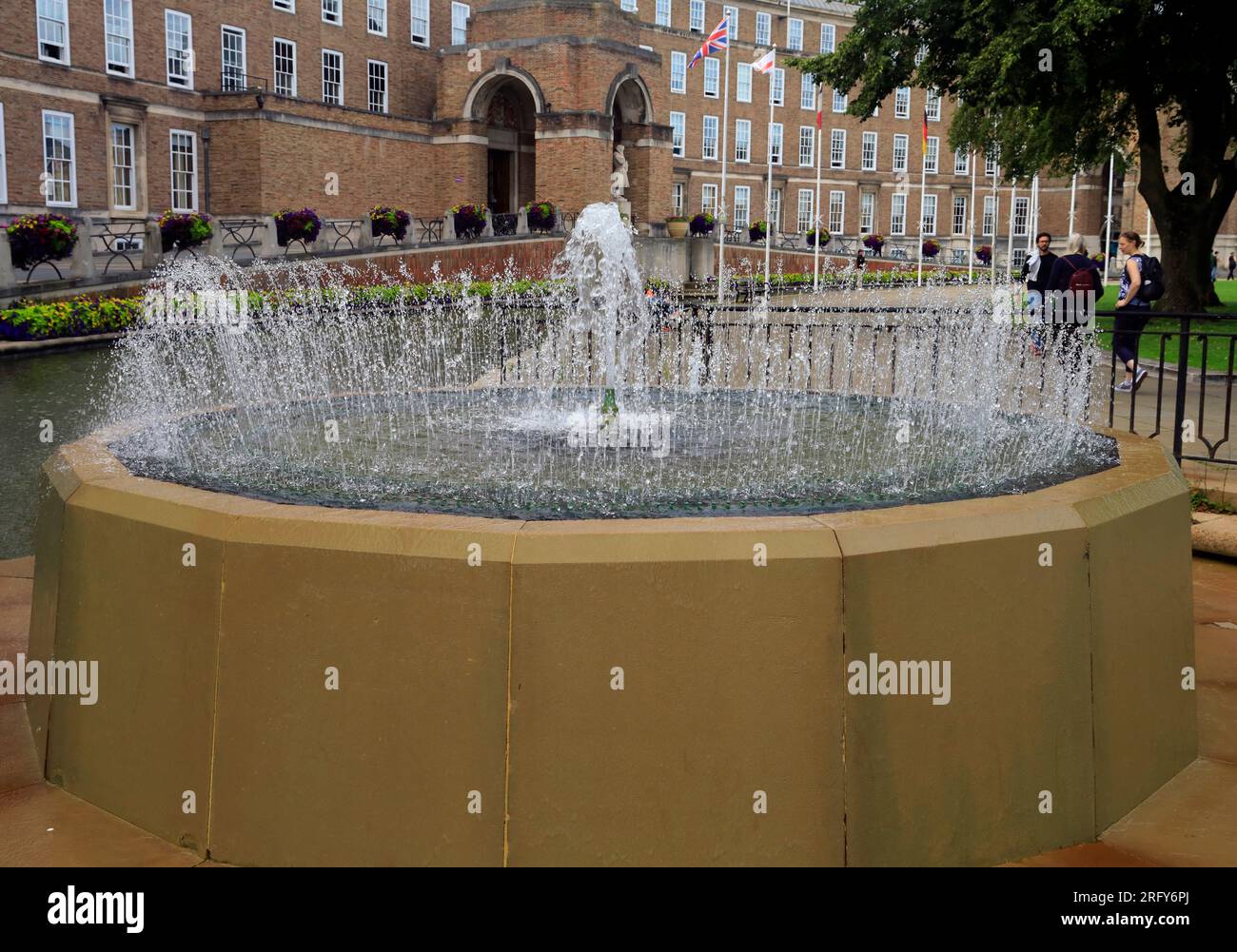 Brunnen im Rathaus von Bristol, College Green. Aufgenommen Am 2023. August. Sommer Stockfoto