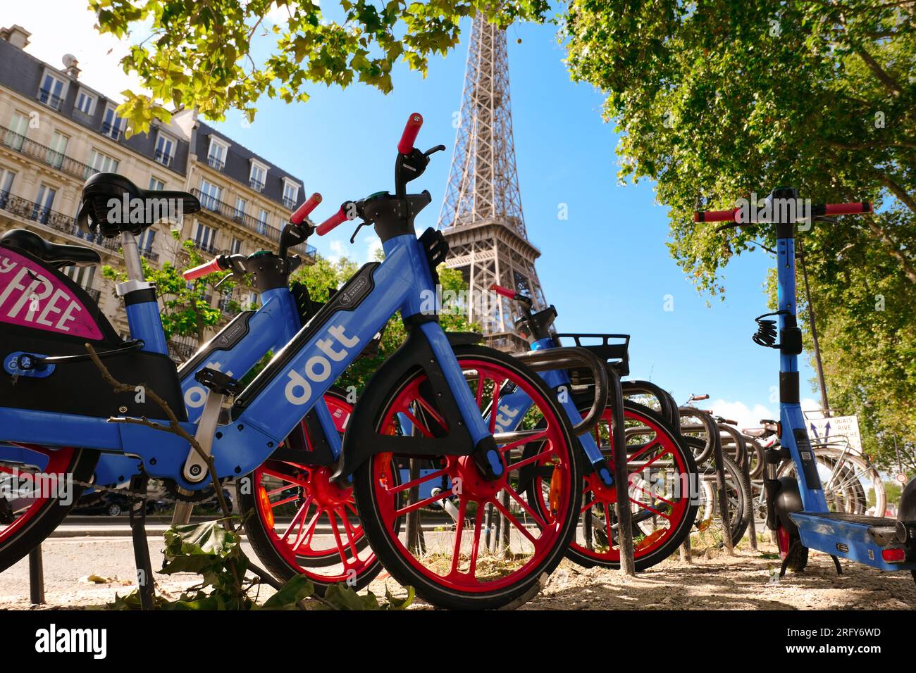 Paris, Frankreich. August 06. 2023. Fahrradverleih von der Marke Dott, im Eiffelturm Viertel. Gruppe von Selbstbedienungs-Elektrofahrrädern. Stockfoto