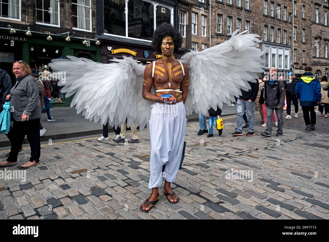 Deacon Griffin-Pressley bewerbt seine One-Manr-Show „Satan vs God“ auf der Royal Mile, Edinburgh, Schottland, Großbritannien. Stockfoto