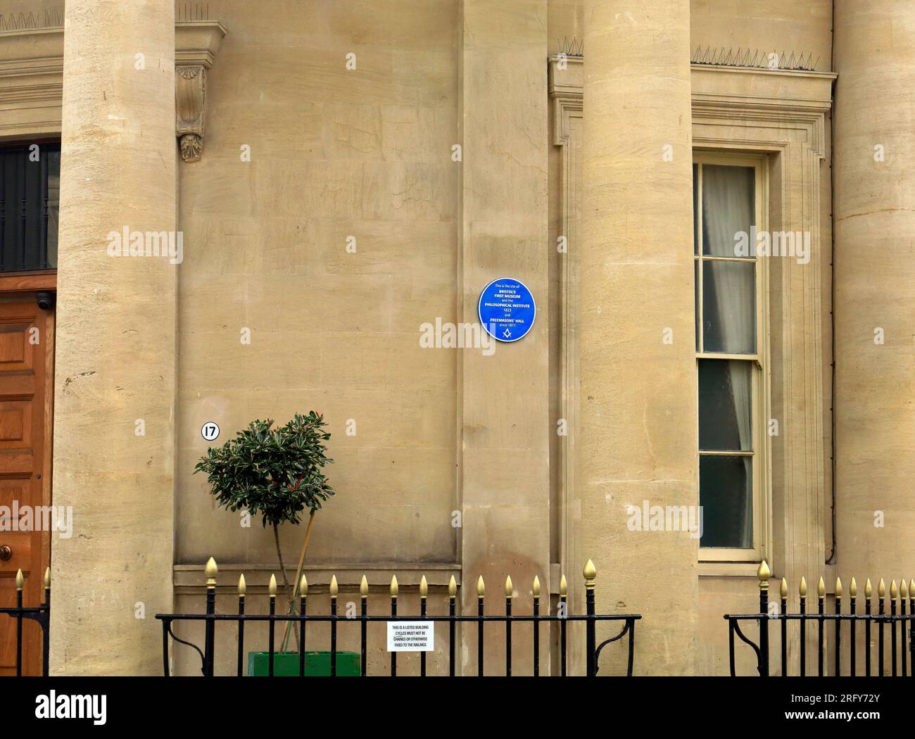 Freemason's Hall und blaue Tafel, Park Street, Bristol. Früher die philosophische Institution zur Förderung der Wissenschaft. Aufgenommen Am 2023. August Stockfoto
