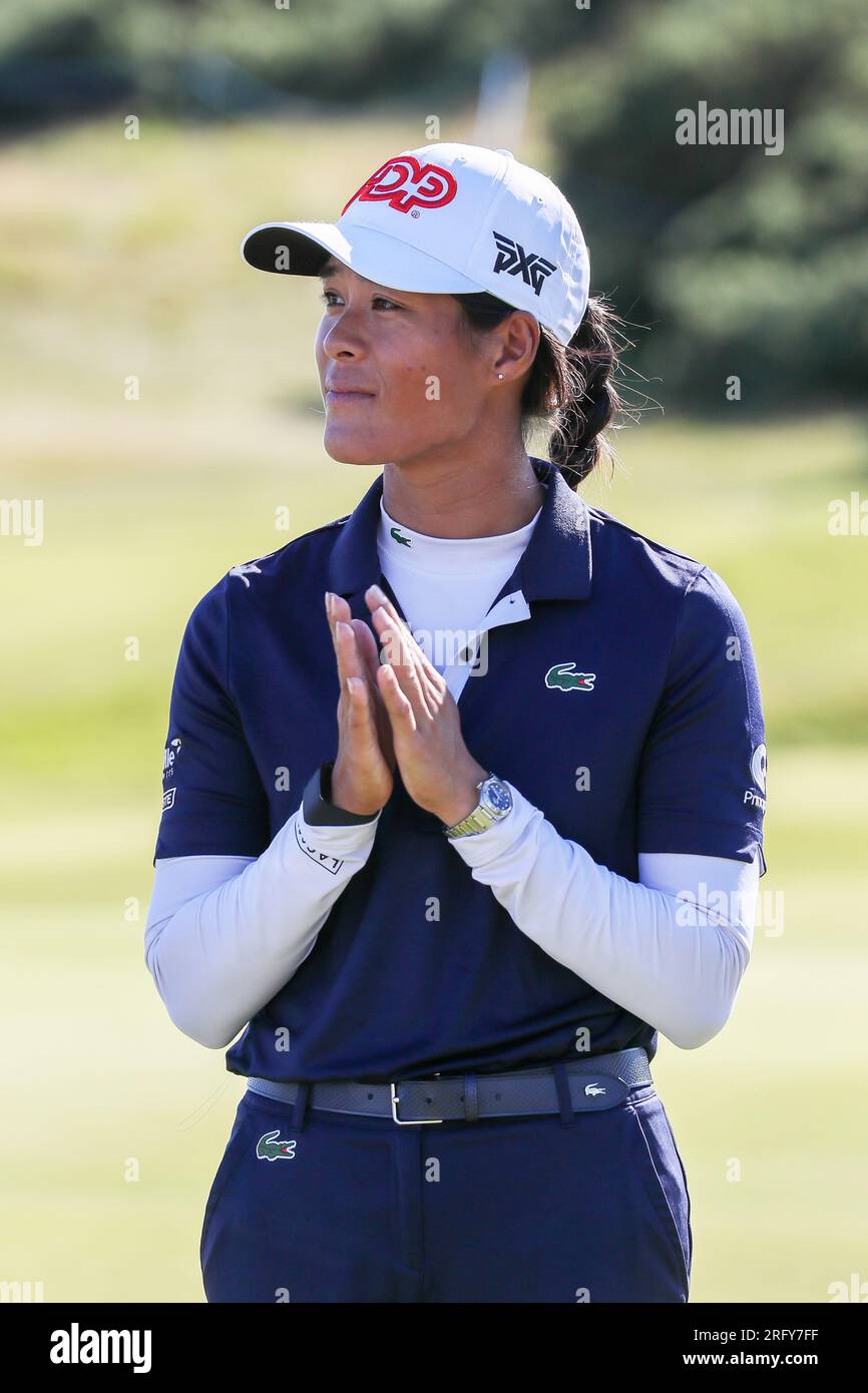 Irvine, Großbritannien. 06. Aug. 2023. Celine Boutier aus Frankreich gewann das Scottish Women's Open Golf Turnier mit einem Ergebnis von 273 (15 unter). Die Trophäe wurde ihr von Abel Zhao, Mitbegründer und CEO von FREED, einem wichtigen Sponsor der Veranstaltung, überreicht. Celine wurde auch von Alan Grant von Visit Scotland beglückwünscht. Kredit: Findlay/Alamy Live News Stockfoto