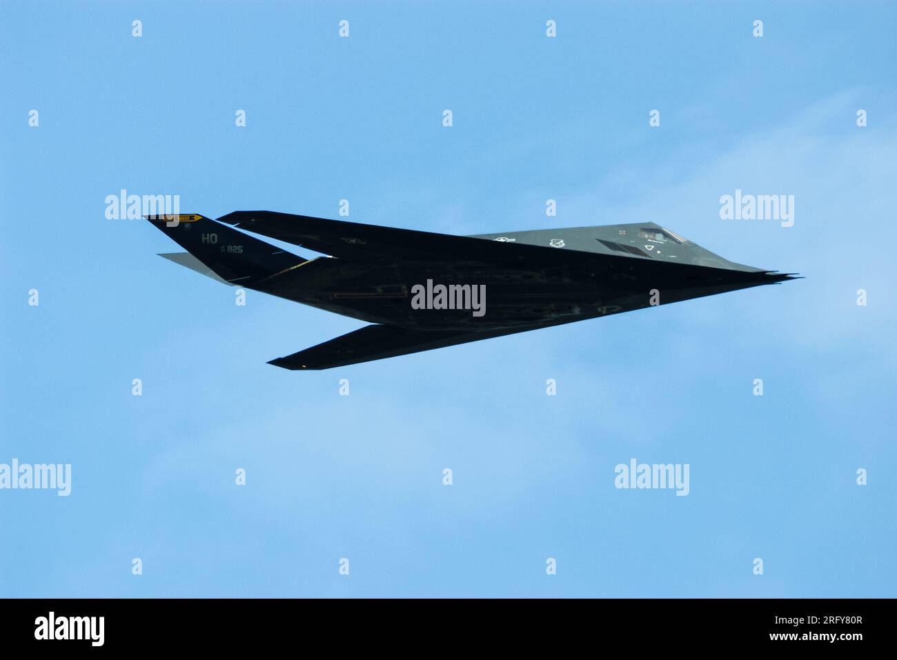 Lockheed F-117 Nighthawk Stealth Fighter, Tarnbombenflugzeug mit zwei Triebwerken, entwickelt von Lockheeds geheimnisvollen Skunk Works. USAF Jet Stockfoto