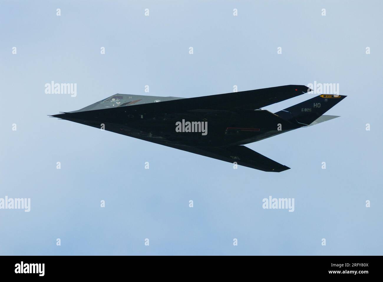 Lockheed F-117 Nighthawk Stealth Fighter, Tarnbombenflugzeug mit zwei Triebwerken, entwickelt von Lockheeds geheimnisvollen Skunk Works. USAF Jet Stockfoto