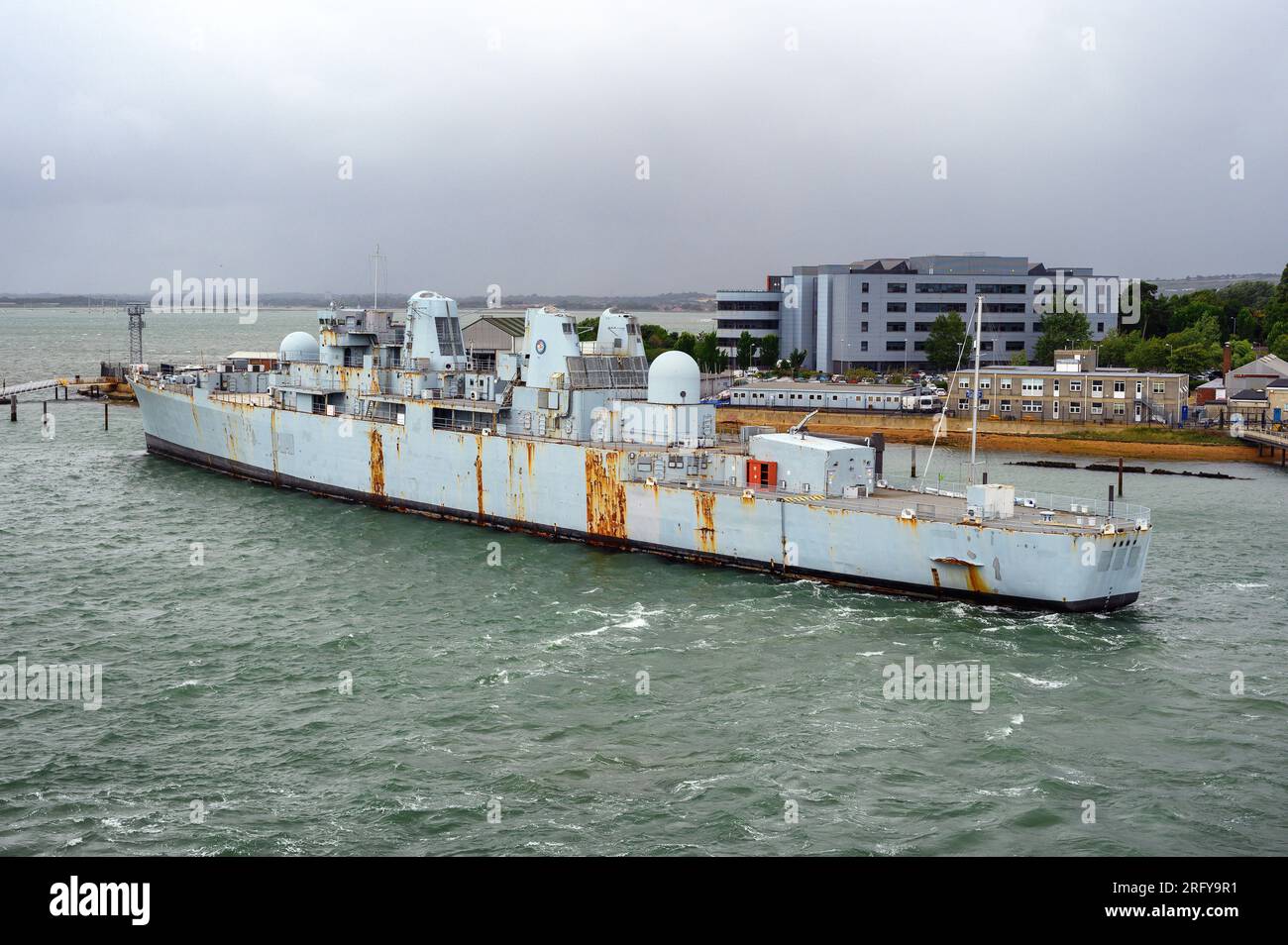 Die ehemalige HMS Bristol, ein stillgelegter Typ82Zerstörer, liegt