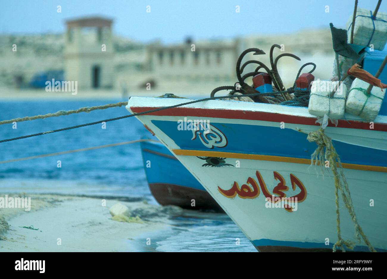 Ein Fischerboot im Fischereihafen in der Stadt Marsa Matruh am Mittelmeer in Ägypten in Nordafrika. Ägypten, Alexandria, märz 2000 Stockfoto