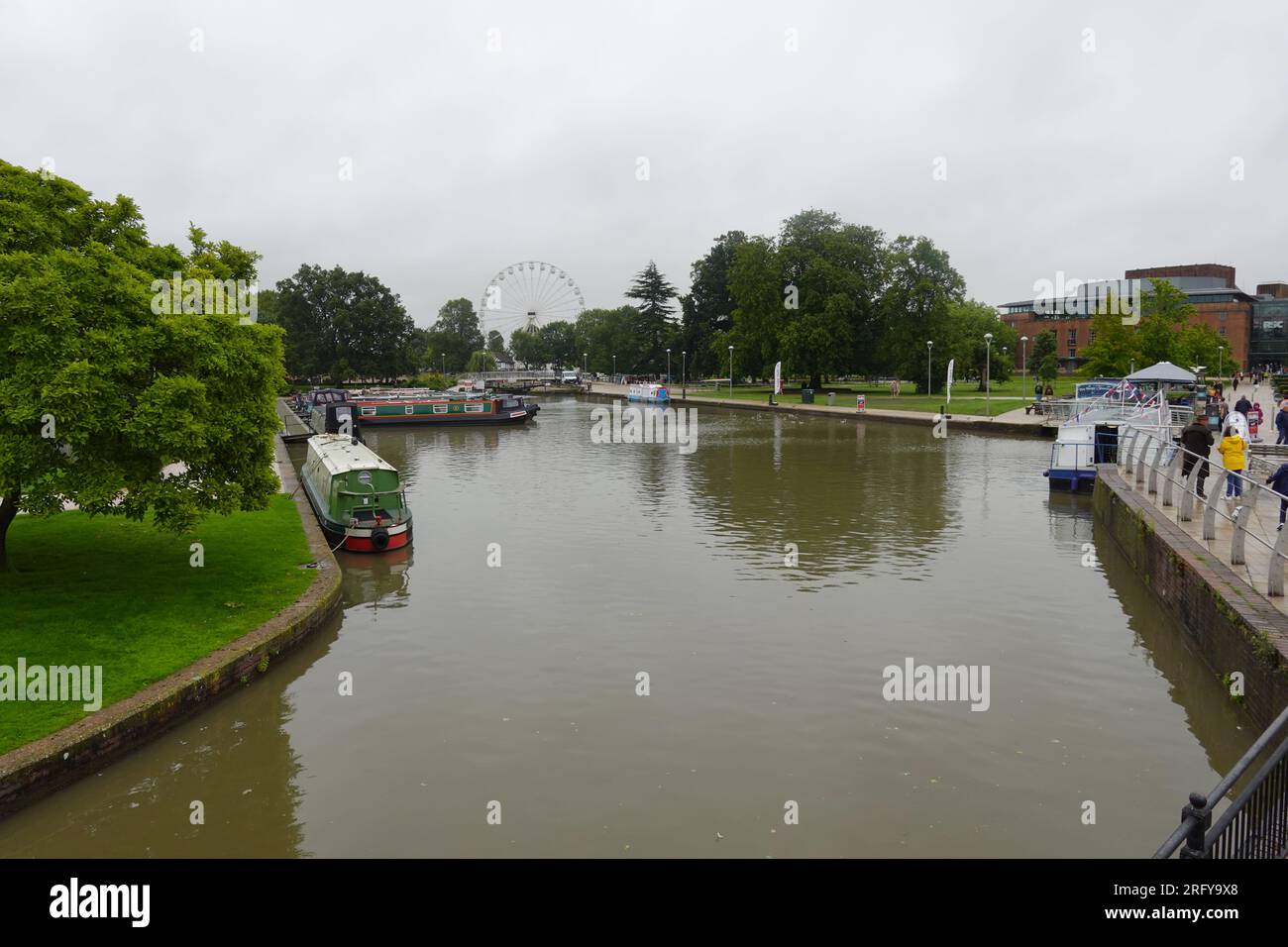 Stratford-upon-Avon-Kanal mit Riesenrad im Hintergrund Stockfoto