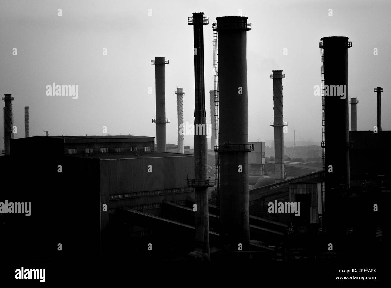 Industrielle Stahlfabrik, Eisenwerke. Hüttenwerk. Stahlwerk. Schwerindustrie in Europa, Polen, Dabrowa Gornicza. Luftverschmutzung durch Kamine Stockfoto