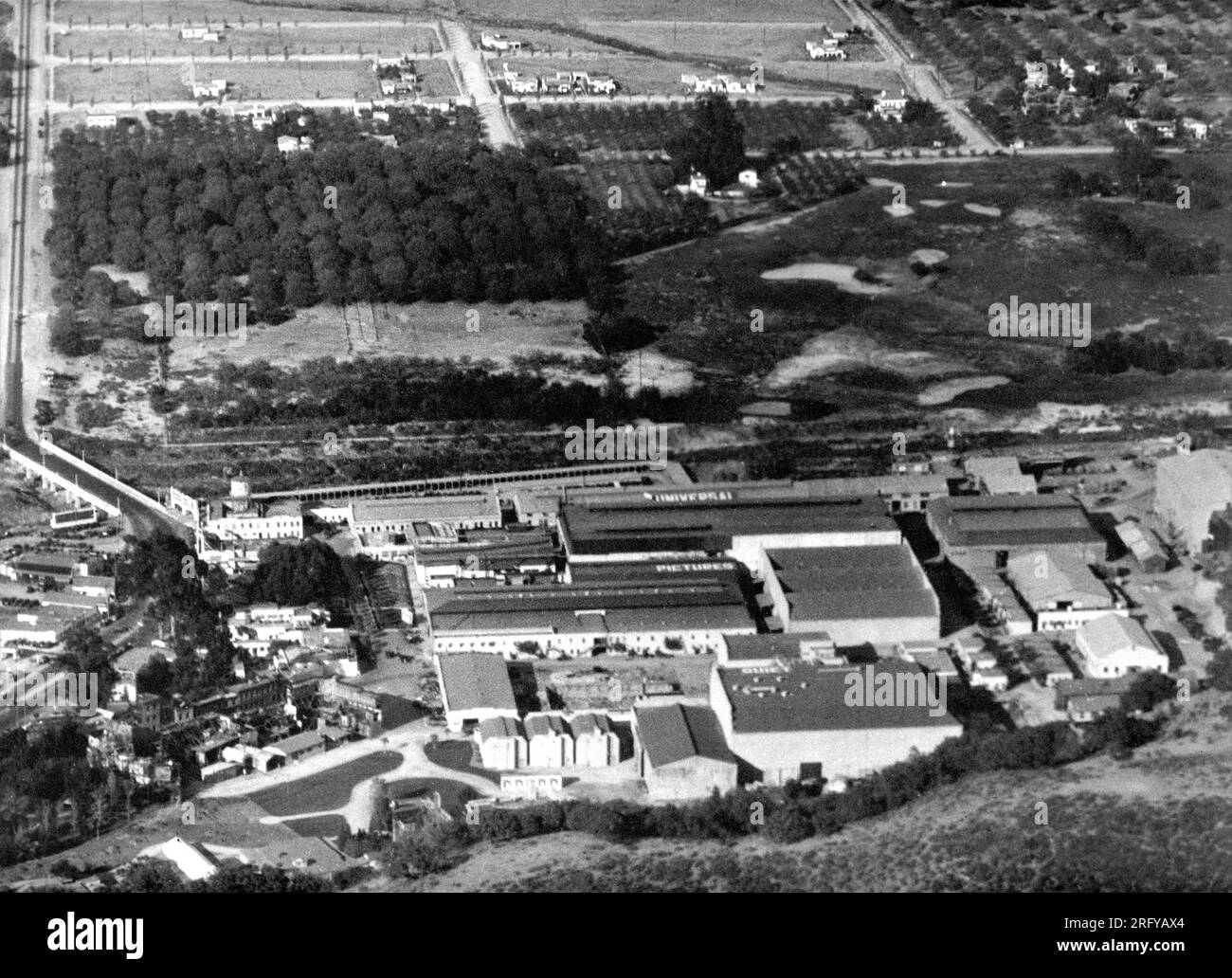 Arial View von UNIVERSAL Pictures STUDIOS aus dem Jahr 1930 im Gebiet San Fernando Valley von Los Angeles County, kalifornische Publicity für Universal Pictures Stockfoto