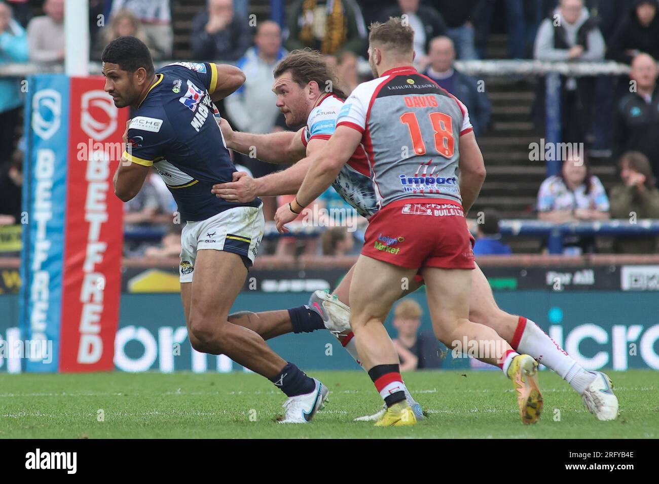 Leeds, Großbritannien. 06. Aug. 2023. Headingley Stadium, Leeds, West Yorkshire, 6. August 2023 Betfred Super League Leeds Rhinos gegen Leigh Leopards Nene MacDonald von Leeds Rhinos entgeht dem Angriff von Robbie Mulhern und Matt Davis von Leigh Leopards. Kredit: Touchlinepics/Alamy Live News Stockfoto