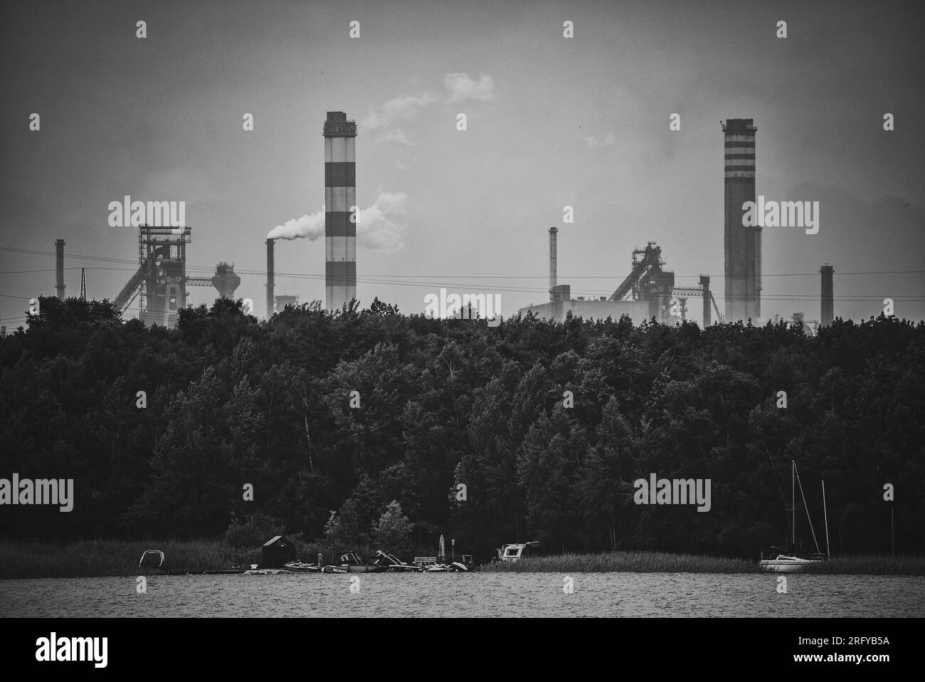 Industrielle Stahlfabrik, Eisenfabrik. Metallurgieanlage. Stahlwerk. Schwerindustrie in Europa. Luftverunreinigung durch Schornsteine. Bügelarbeiten im Hinterland Stockfoto