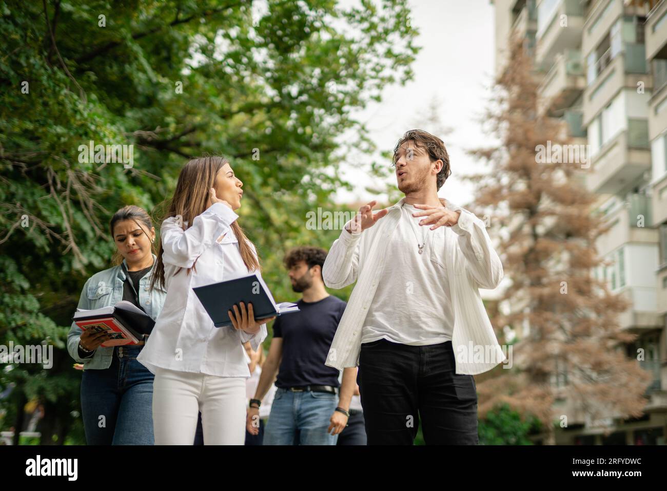 Teenager-Gruppe von High-School-Schülern, die auf ihre Schule zugehen, miteinander reden, Universität, Dozenten-Schüler Stockfoto