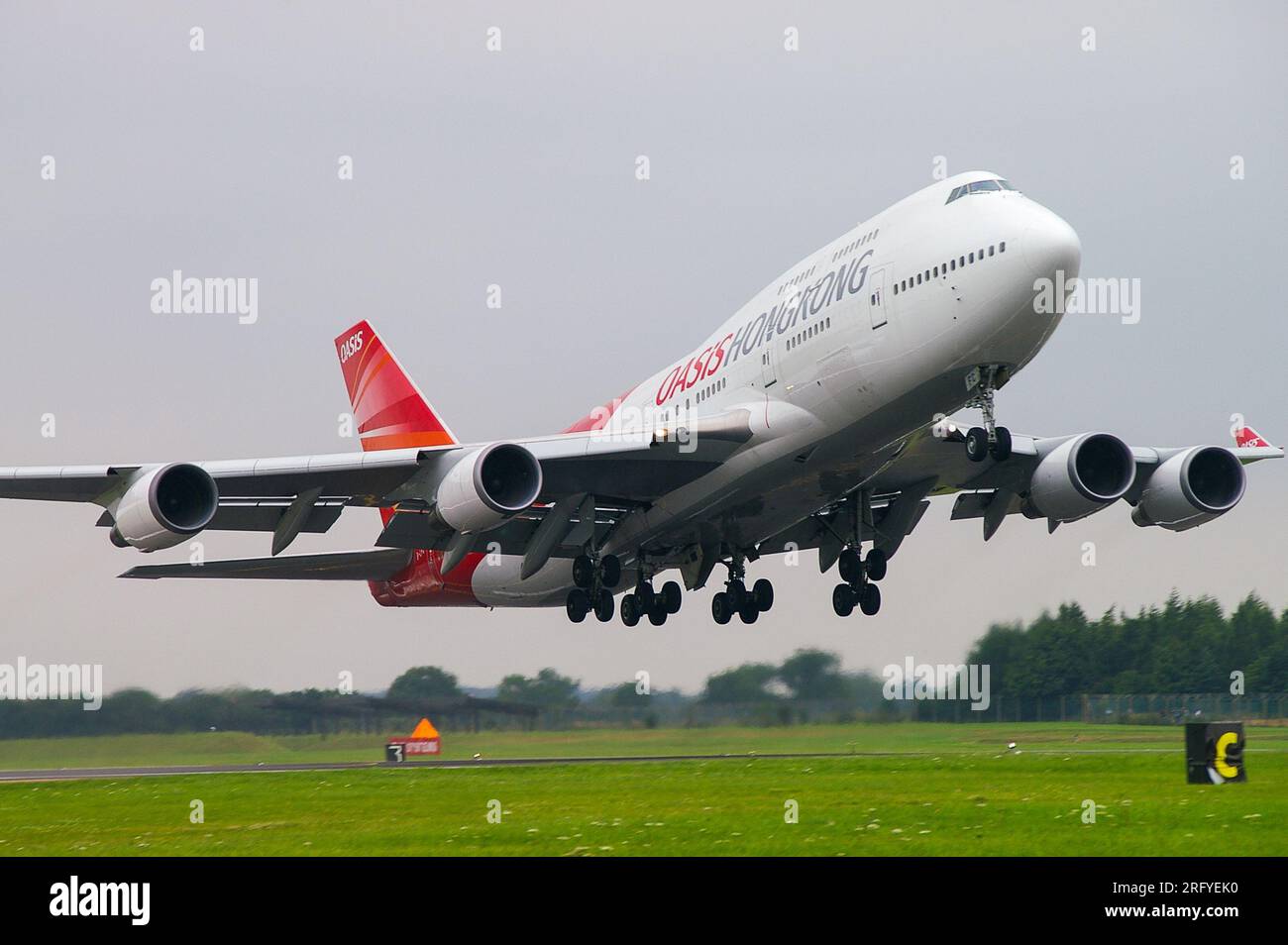 Oasis Hong Kong Airlines Boeing 747 Düsenflugzeug startet. Jumbo-Jet-Flugzeuge auf der RIAT Airshow, RAF Fairford, Großbritannien. Billigfluglinie Stockfoto