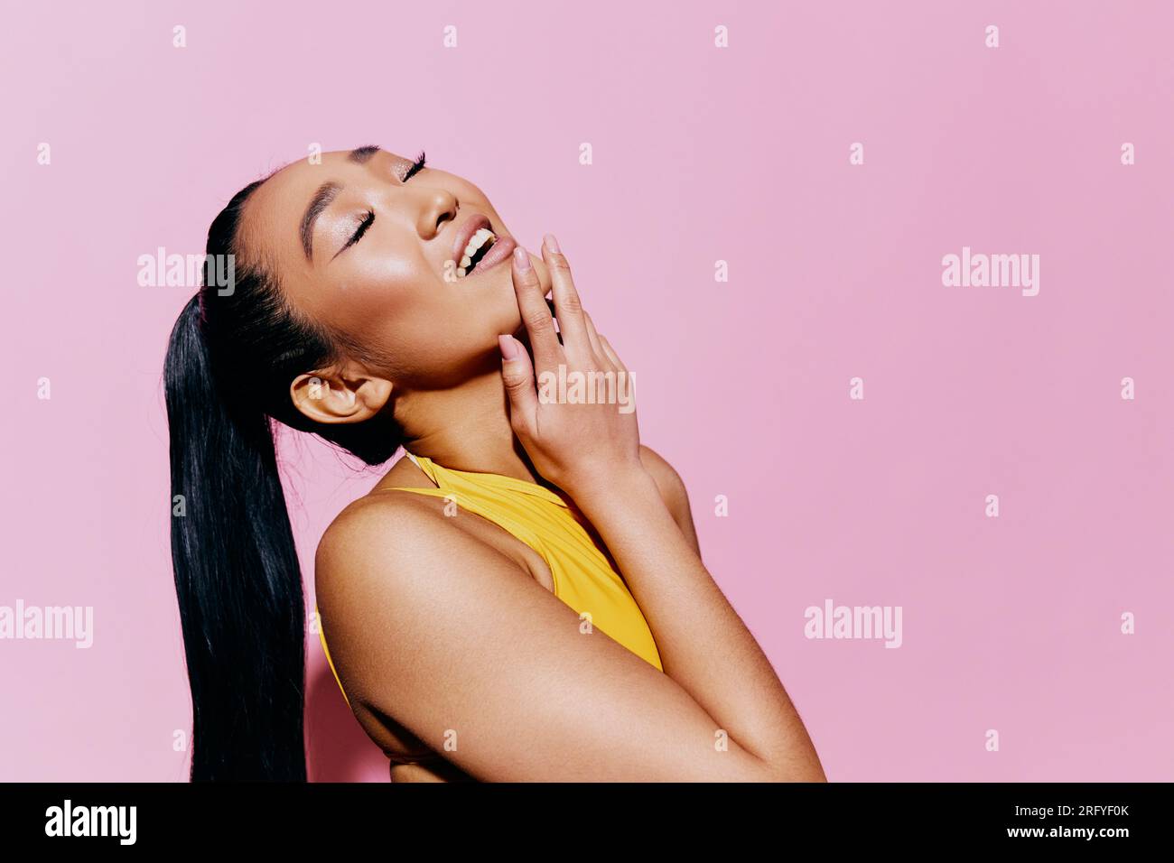 Weibliche Mode Sommerlächeln asiatischer Badeanzug trendige Pink Schönheit überraschender gelber Porträtausdruck Stockfoto