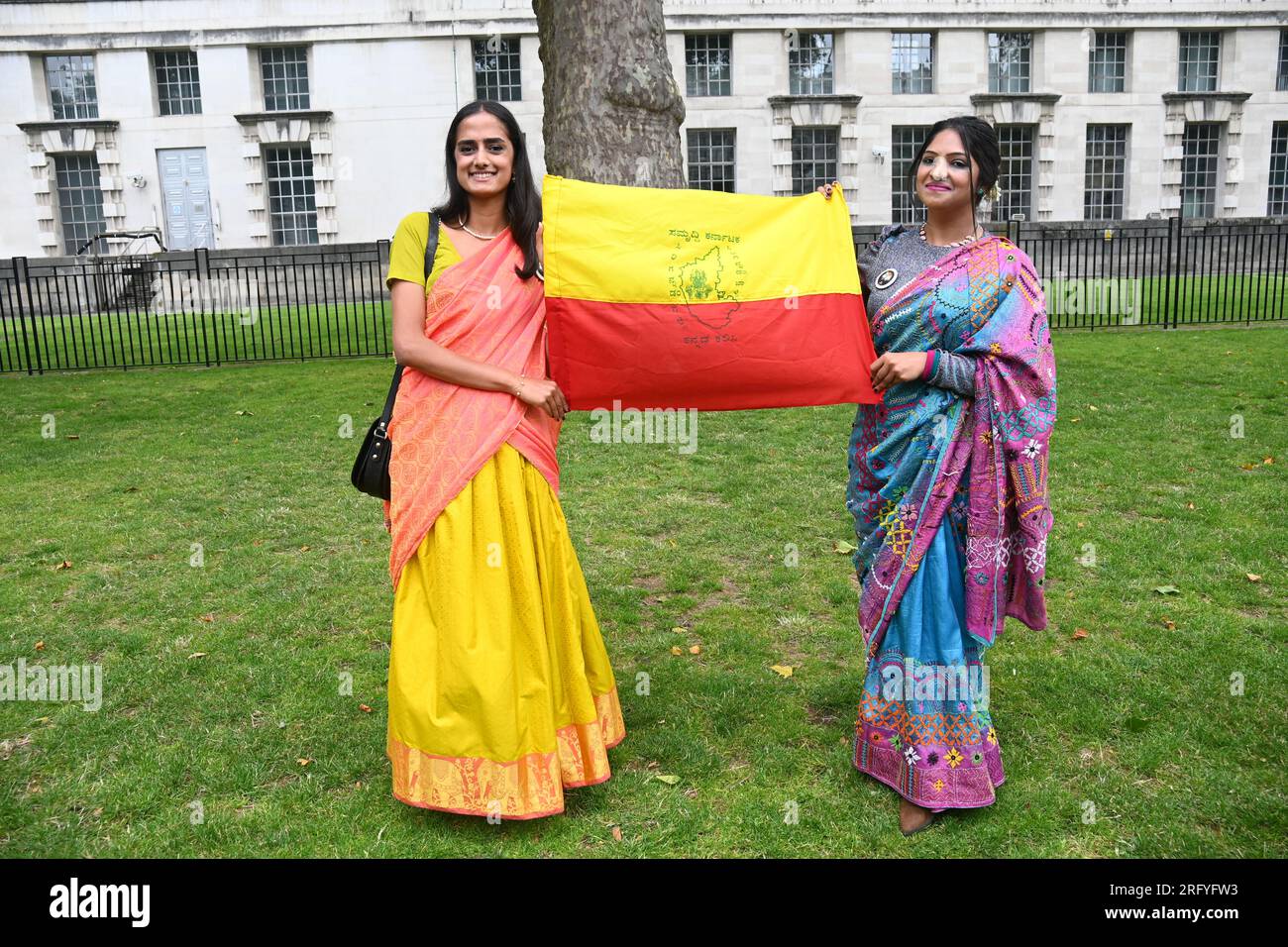 Whitehall, London, Großbritannien. 6. Aug. 2023. National Handloom Day: British Women in Sarees organisiert „Saree Walkathon 2023“ zur Unterstützung der indischen Tradition der Frauen, Handloomweber, Sarees of India. Indische Frauen sind stolz auf ihre Tradition, die seit über tausend Jahren besteht und heute noch täglich von indischen Frauen auf der ganzen Welt getragen wird. Die britische Kolonisierung Indiens über drei Jahrhunderte hat Indiens Tradition und Kultur überhaupt nicht verändert. Kredit: Siehe Li/Picture Capital/Alamy Live News Stockfoto