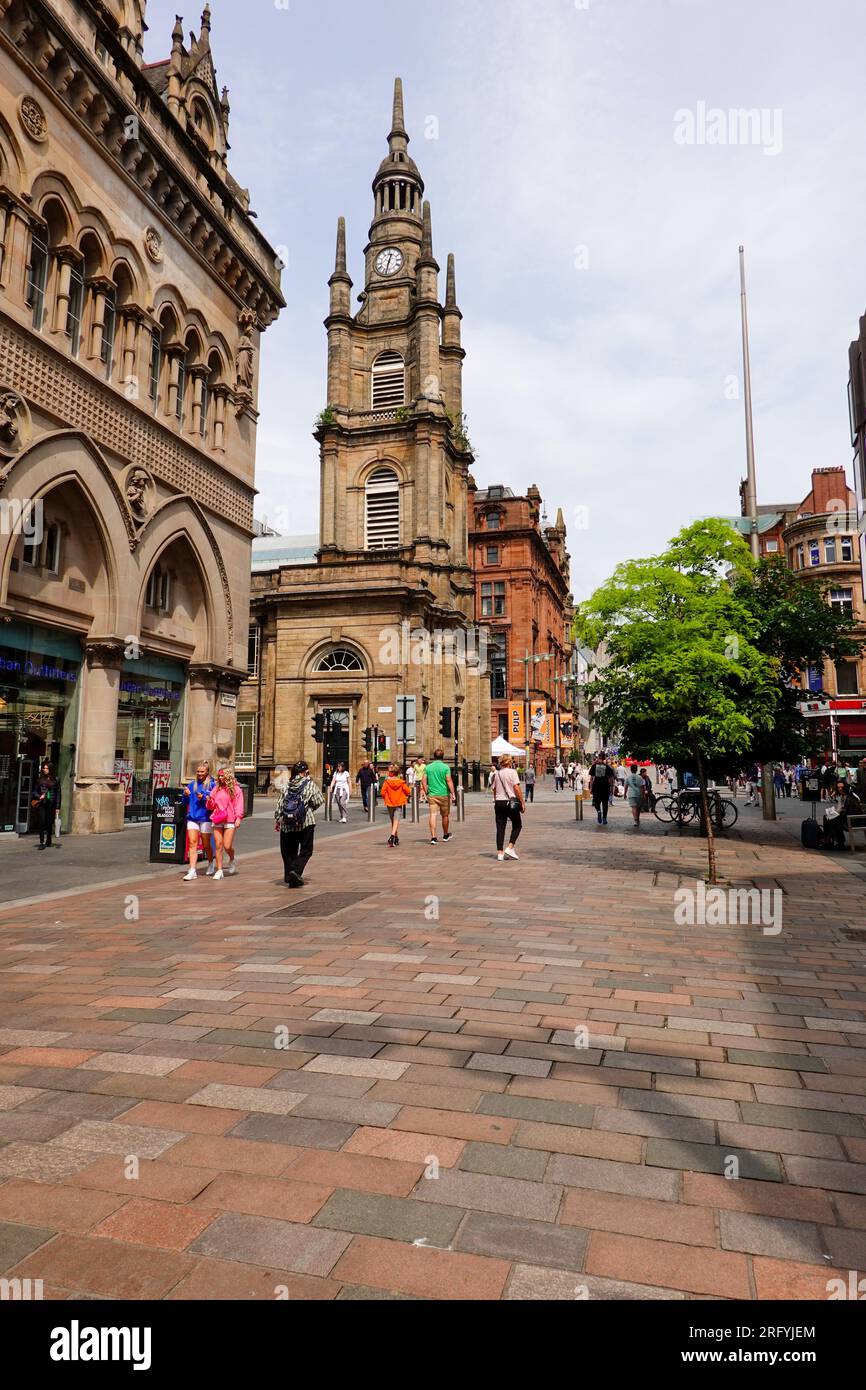 Wenn man nach Norden blickt, gehen die Leute auf der Fußgängerzone Buchanan Street in Richtung St. George's Tron Church of Scotland Stockfoto