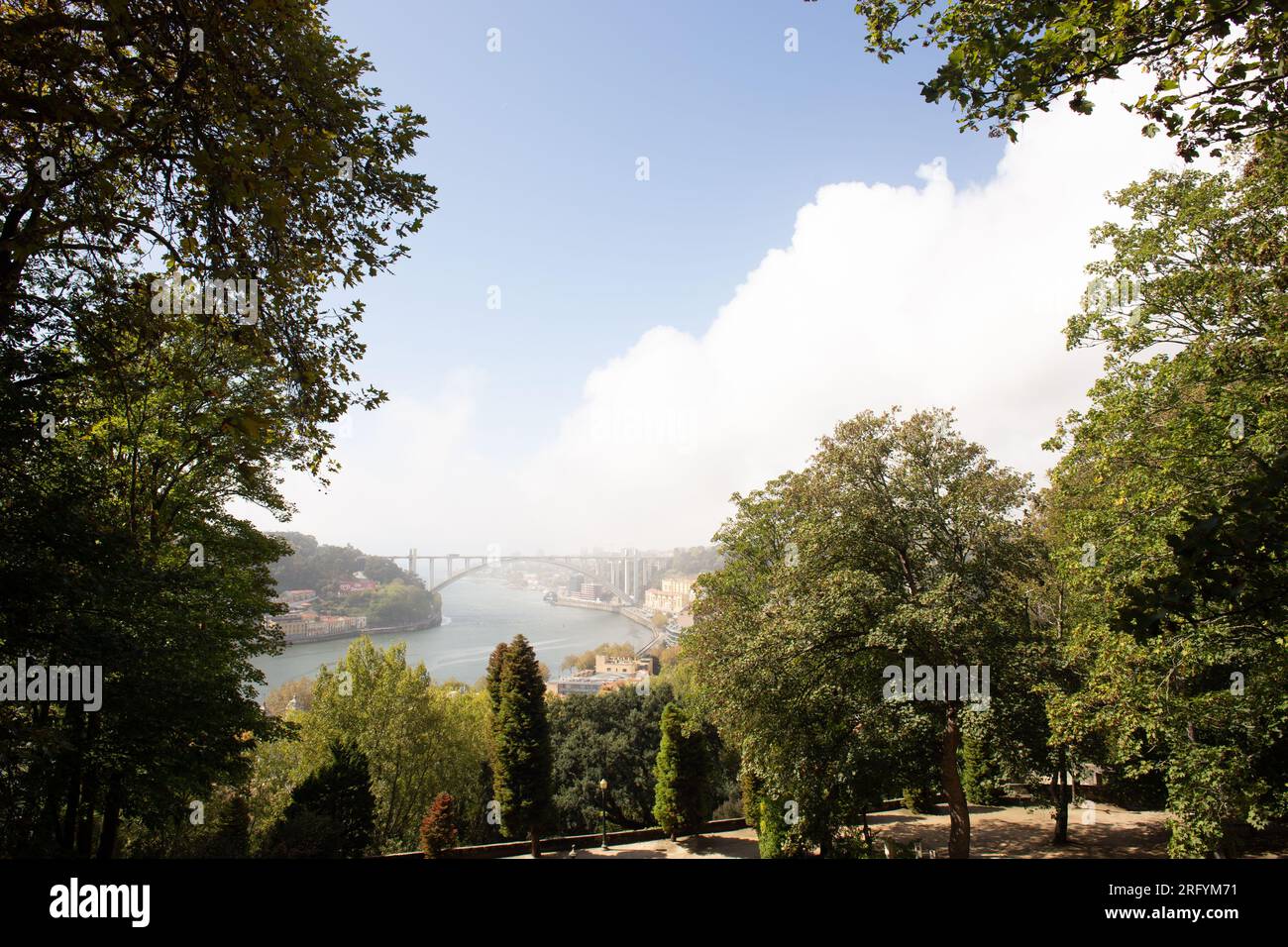 Portos malerische Landschaften: Ein Wandteppich aus urbanem Charme und Reiz am Flussufer, wo Geschichte, Kultur und Schönheit in jeder Szene vereint sind Stockfoto