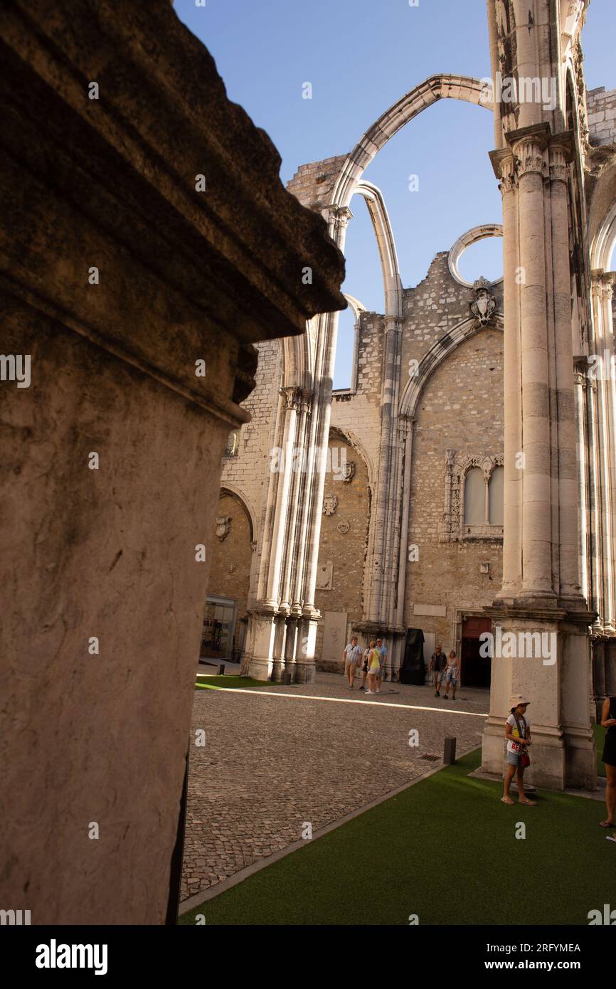 Flüstern der Geschichte widerspiegeln sich durch die antiken Bögen des Convento do Carmo, ein faszinierender Einblick in Lissabons Vergangenheit und architektonische Pracht Stockfoto