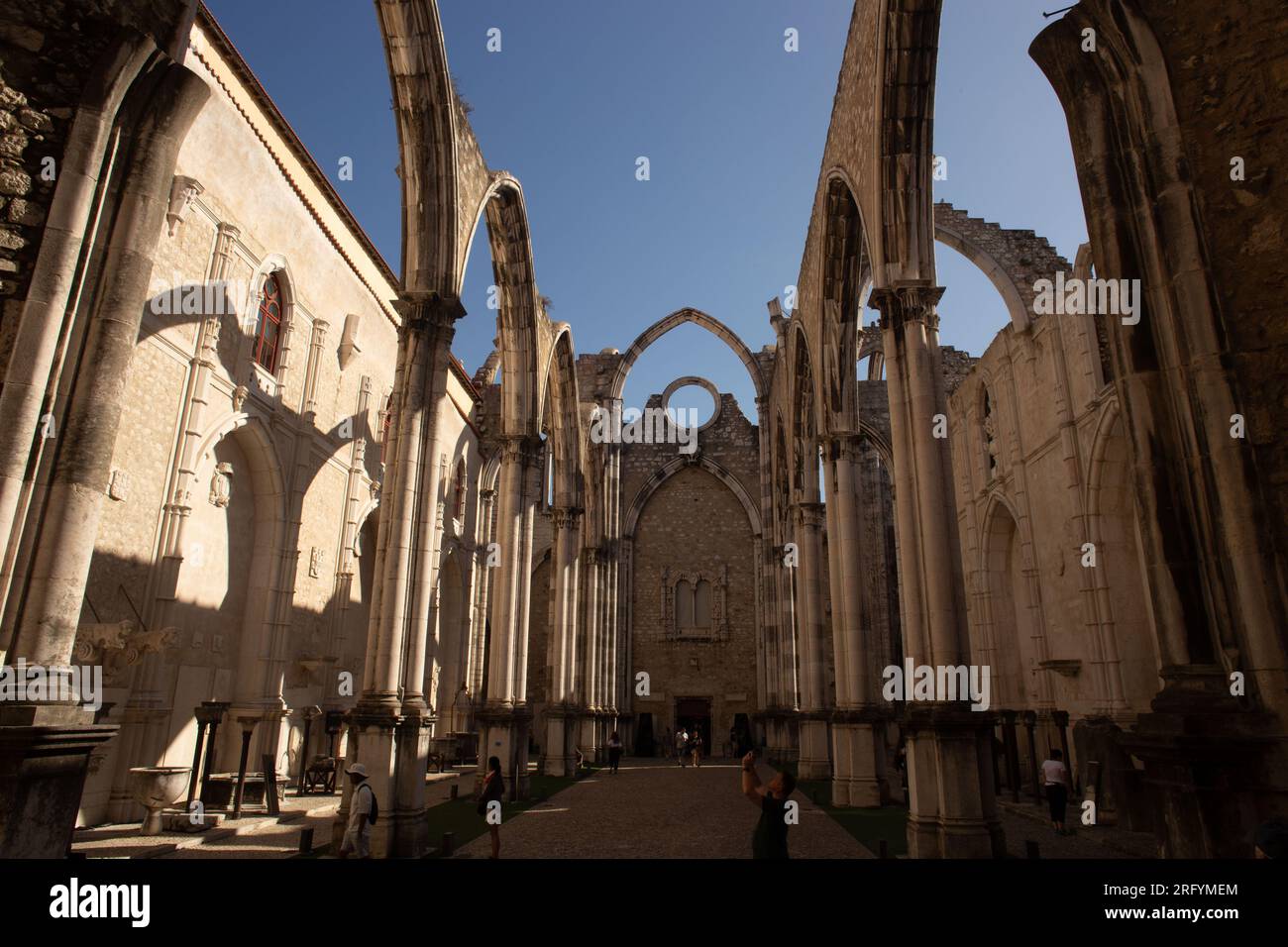 Flüstern der Geschichte widerspiegeln sich durch die antiken Bögen des Convento do Carmo, ein faszinierender Einblick in Lissabons Vergangenheit und architektonische Pracht Stockfoto