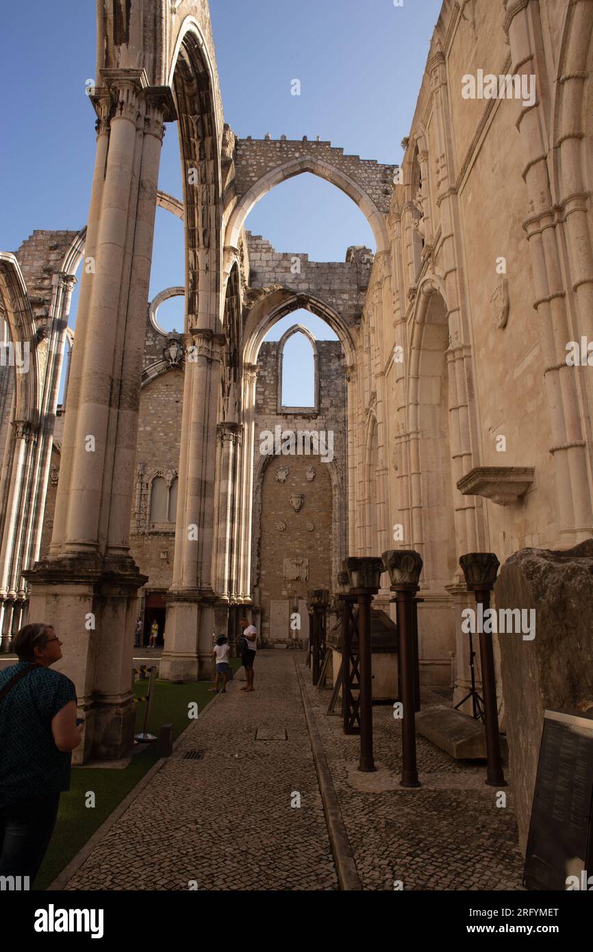 Flüstern der Geschichte widerspiegeln sich durch die antiken Bögen des Convento do Carmo, ein faszinierender Einblick in Lissabons Vergangenheit und architektonische Pracht Stockfoto