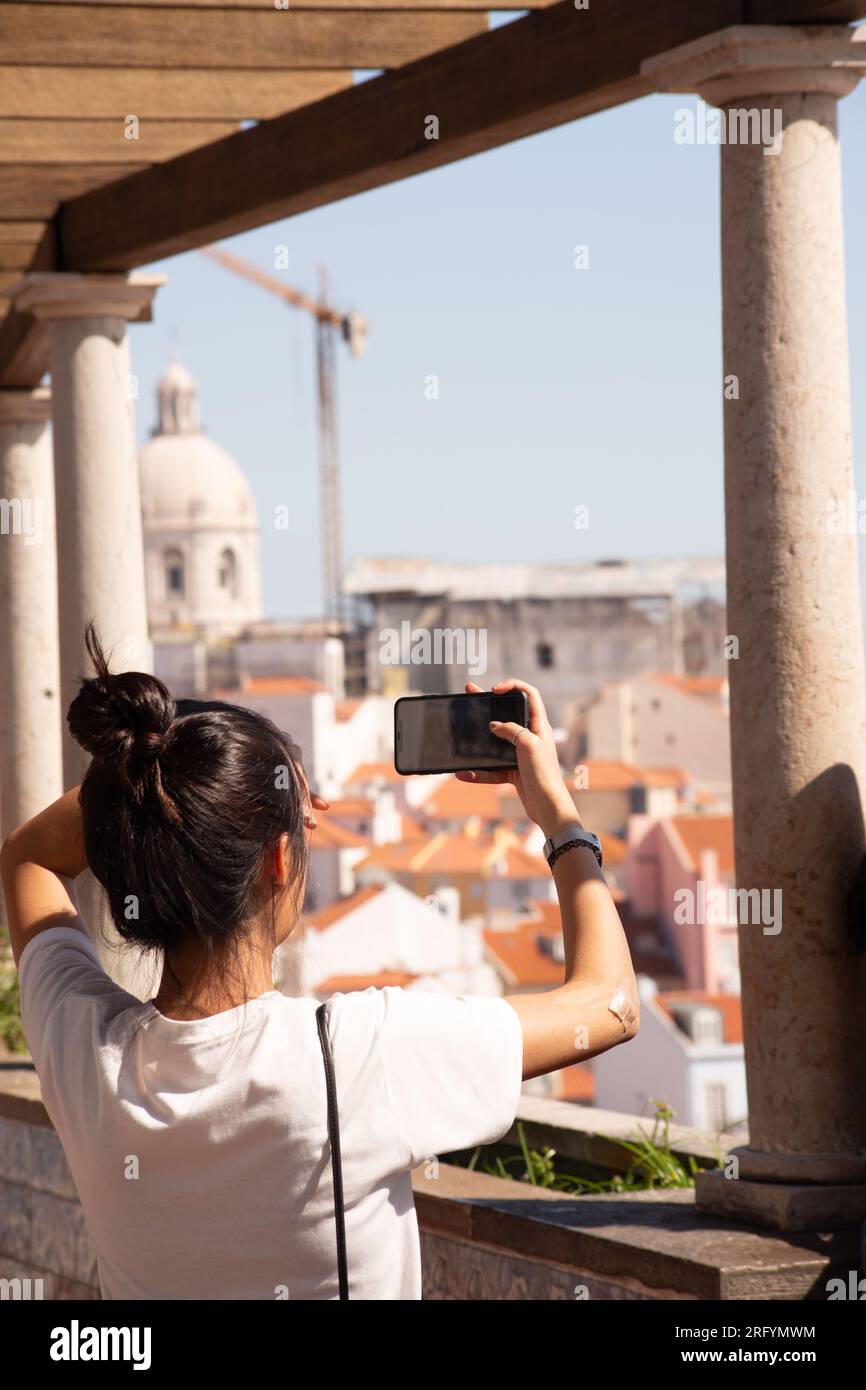 Schlendern Sie durch die bezaubernden Straßen von Lissabon, wo jede Ecke architektonische Wunder und berühmte Sehenswürdigkeiten enthüllt, und fangen Sie den lebendigen Essenc der Stadt ein Stockfoto