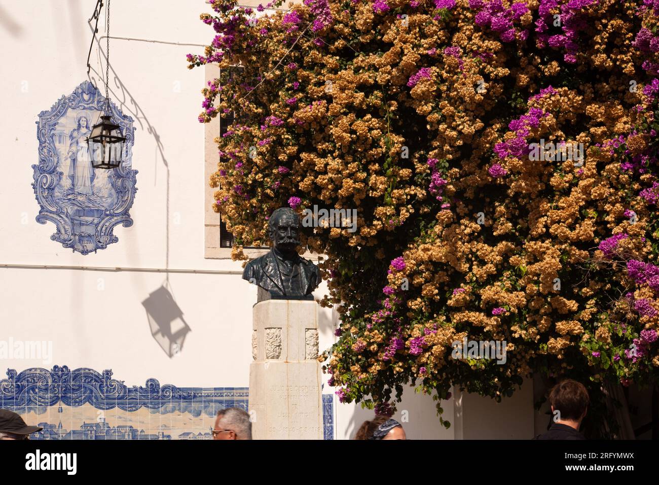 Schlendern Sie durch die bezaubernden Straßen von Lissabon, wo jede Ecke architektonische Wunder und berühmte Sehenswürdigkeiten enthüllt, und fangen Sie den lebendigen Essenc der Stadt ein Stockfoto