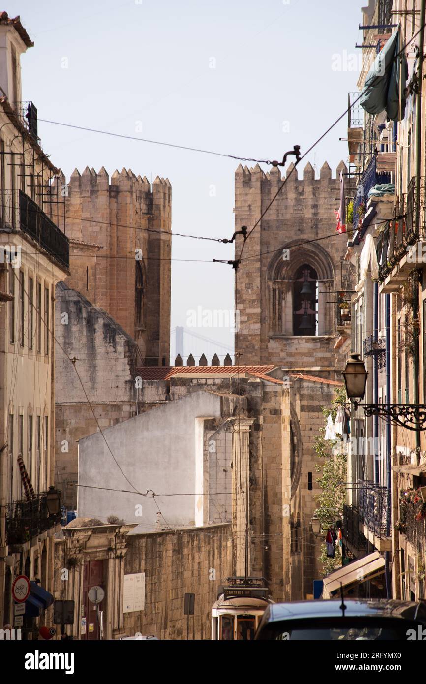 Schlendern Sie durch die bezaubernden Straßen von Lissabon, wo jede Ecke architektonische Wunder und berühmte Sehenswürdigkeiten enthüllt, und fangen Sie den lebendigen Essenc der Stadt ein Stockfoto