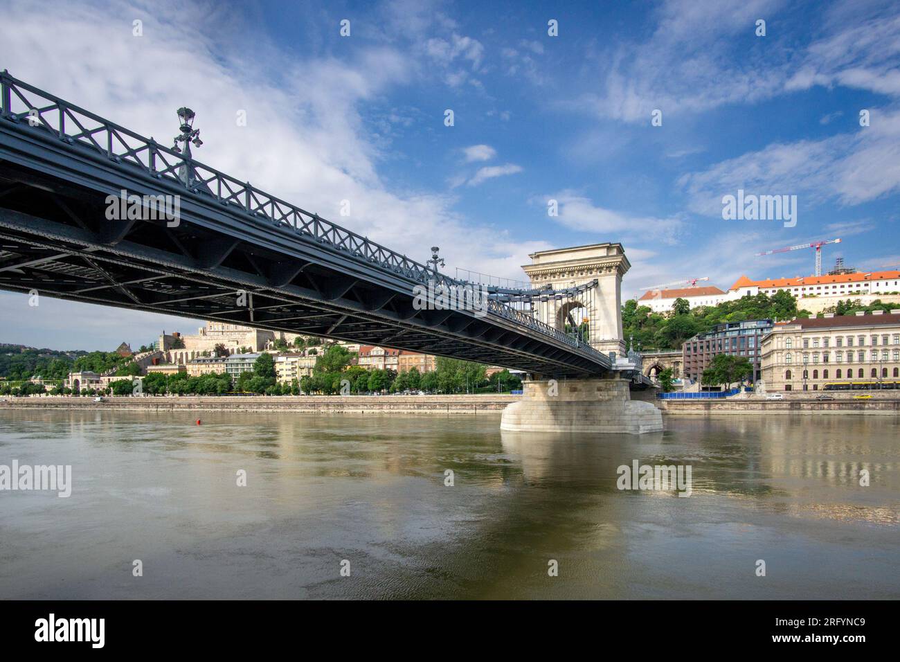 Budapest, HU – 11. Juni 2023 Weiter Blick auf die Széchenyi Kettenbrücke, eine Kettenbrücke, die die Donau zwischen Buda und Pest umfasst. Stockfoto