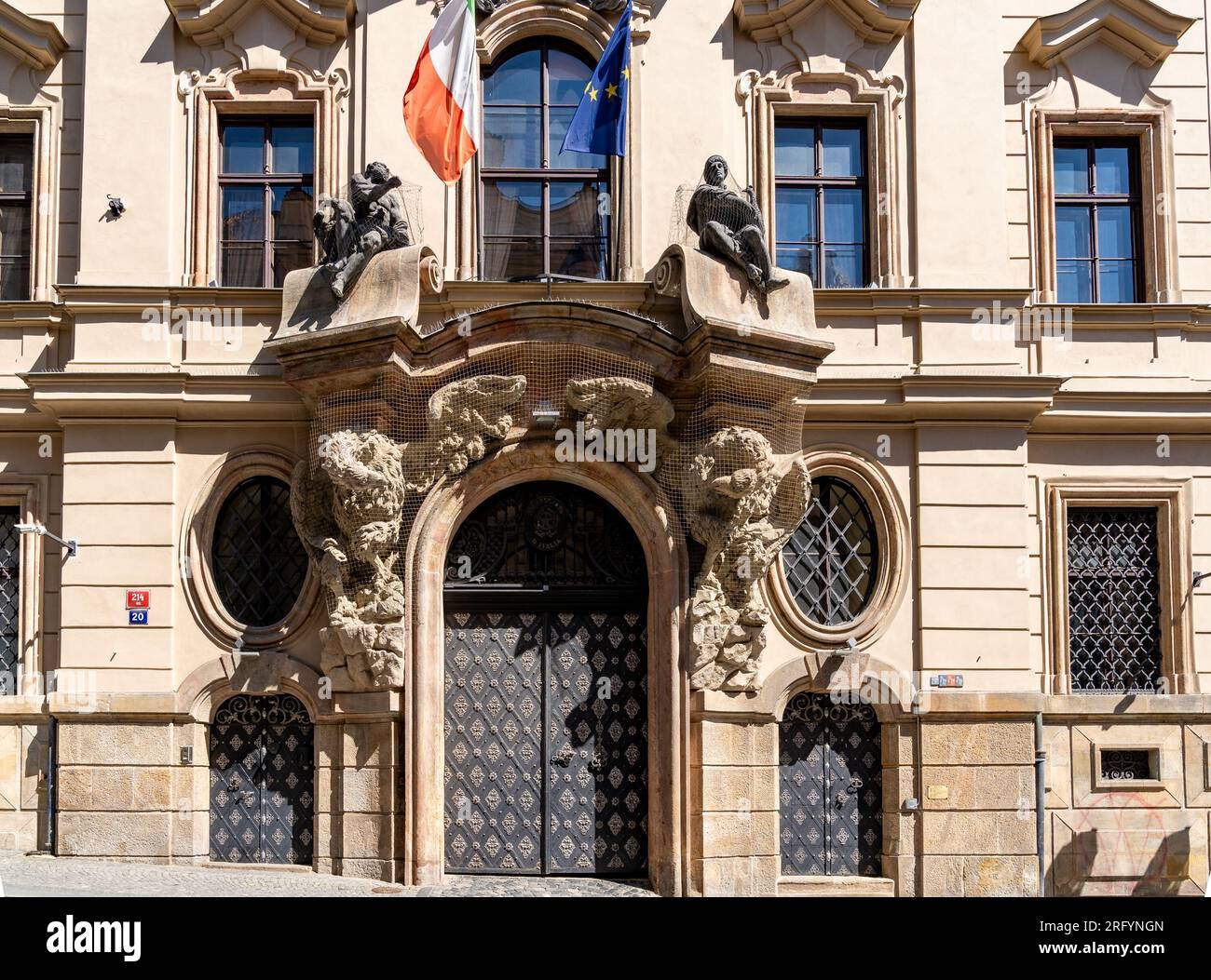 Prag, CZ - 3. Juni 2023 Horizontale Ansicht der italienischen Botschaft in Prag, auf der Nerudova Straße in Mala Strana. Es besetzt den großen Thun-Hohenstein Stockfoto