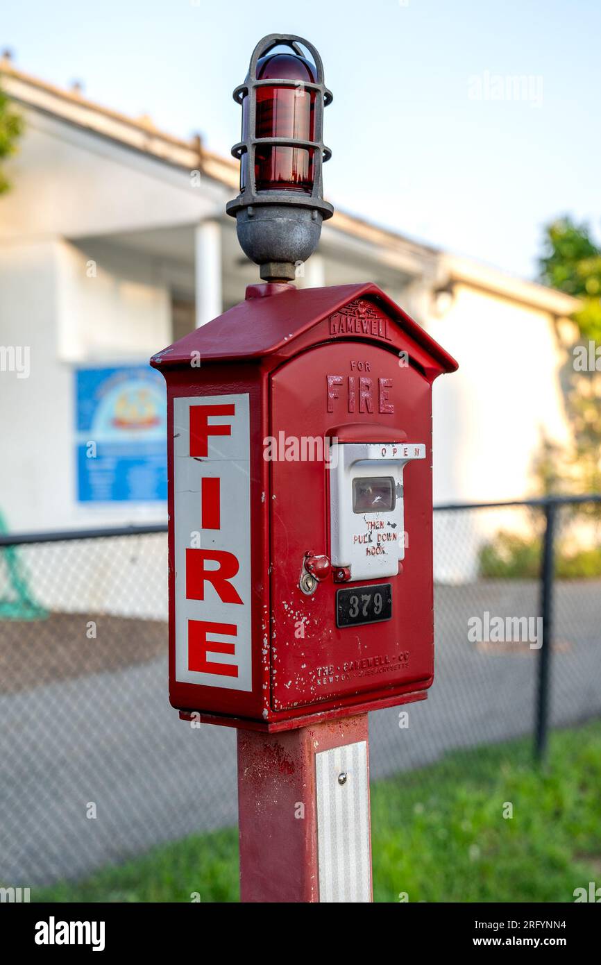 Ridgewood, NJ, USA – 2. August 2023 Vertikale Ansicht einer rot-weißen Anrufbox, auch bekannt als Feueralarmbox oder Feueralarmauslösebox. Das Gerät wird verwendet Stockfoto