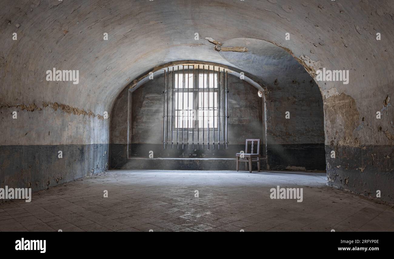 Ein Fenster in einem verlassenen Gefängnis. Stockfoto