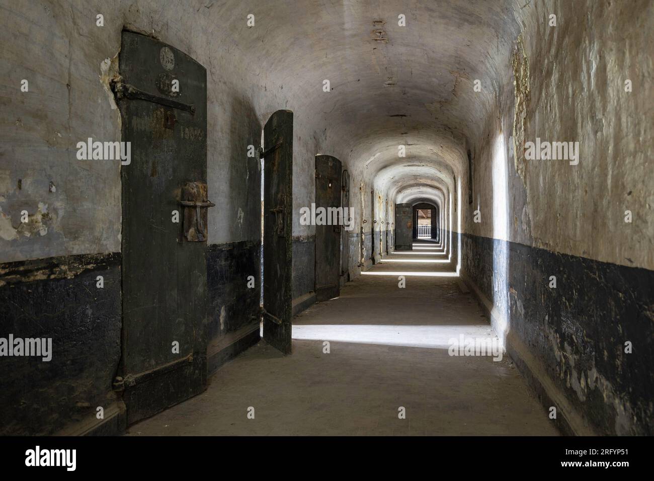 Ein Flur in einem verlassenen Gefängnis Stockfoto