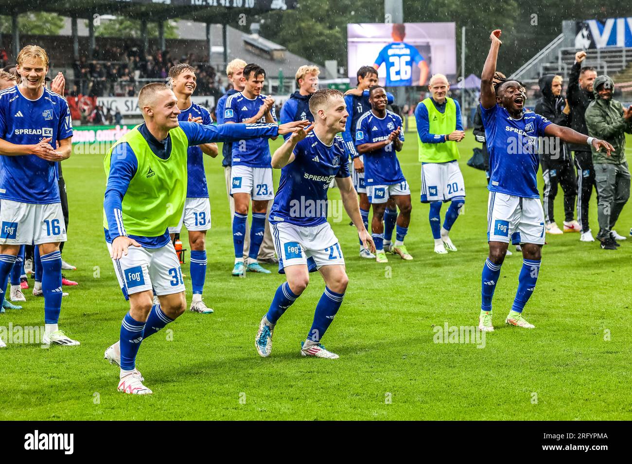 Lyngby, Dänemark. 06. Aug. 2023. Die Spieler von Lyngby BK feiern den Sieg nach dem Superliga-Spiel 3F zwischen Lyngby BK und dem FC Midtjylland im Lyngby Stadium. (Foto: Gonzales Photo/Alamy Live News Stockfoto