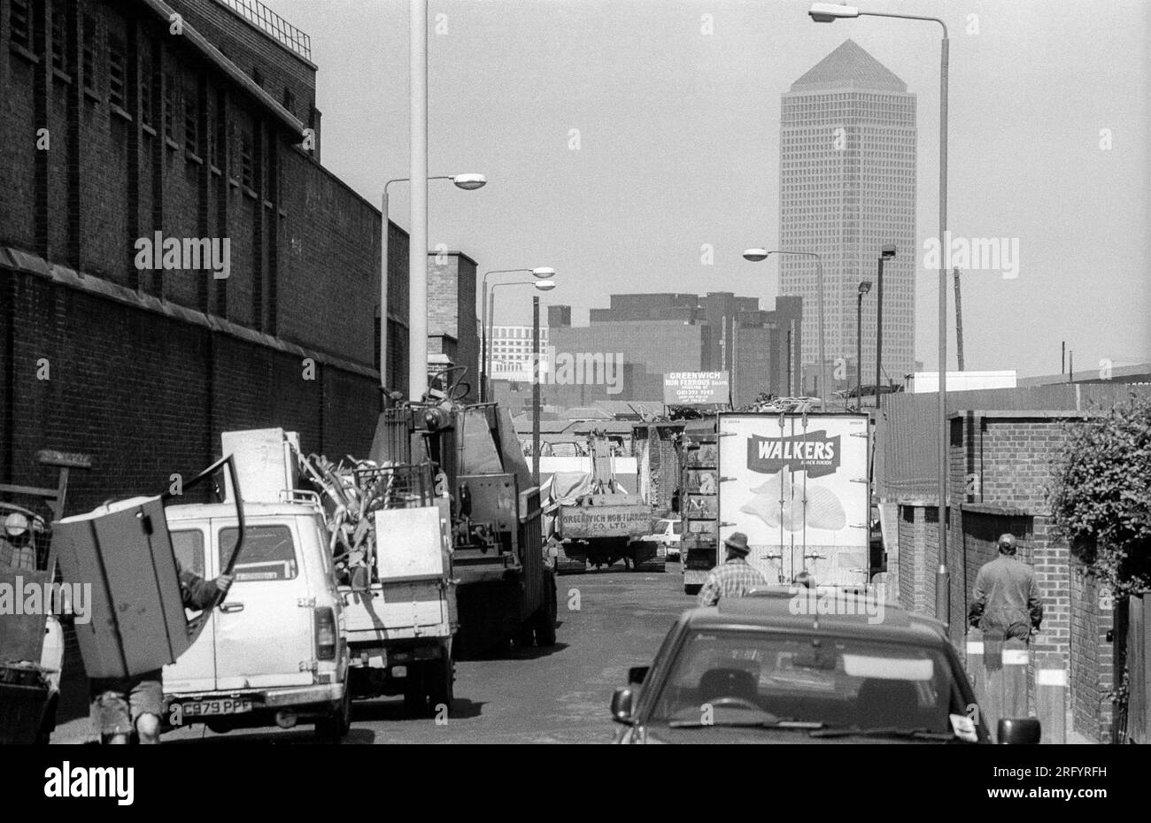 1990er Schwarzweiß-Archivfoto von Canary Wharf aus der Hoskins Street, Greenwich im Süden Londons. Stockfoto