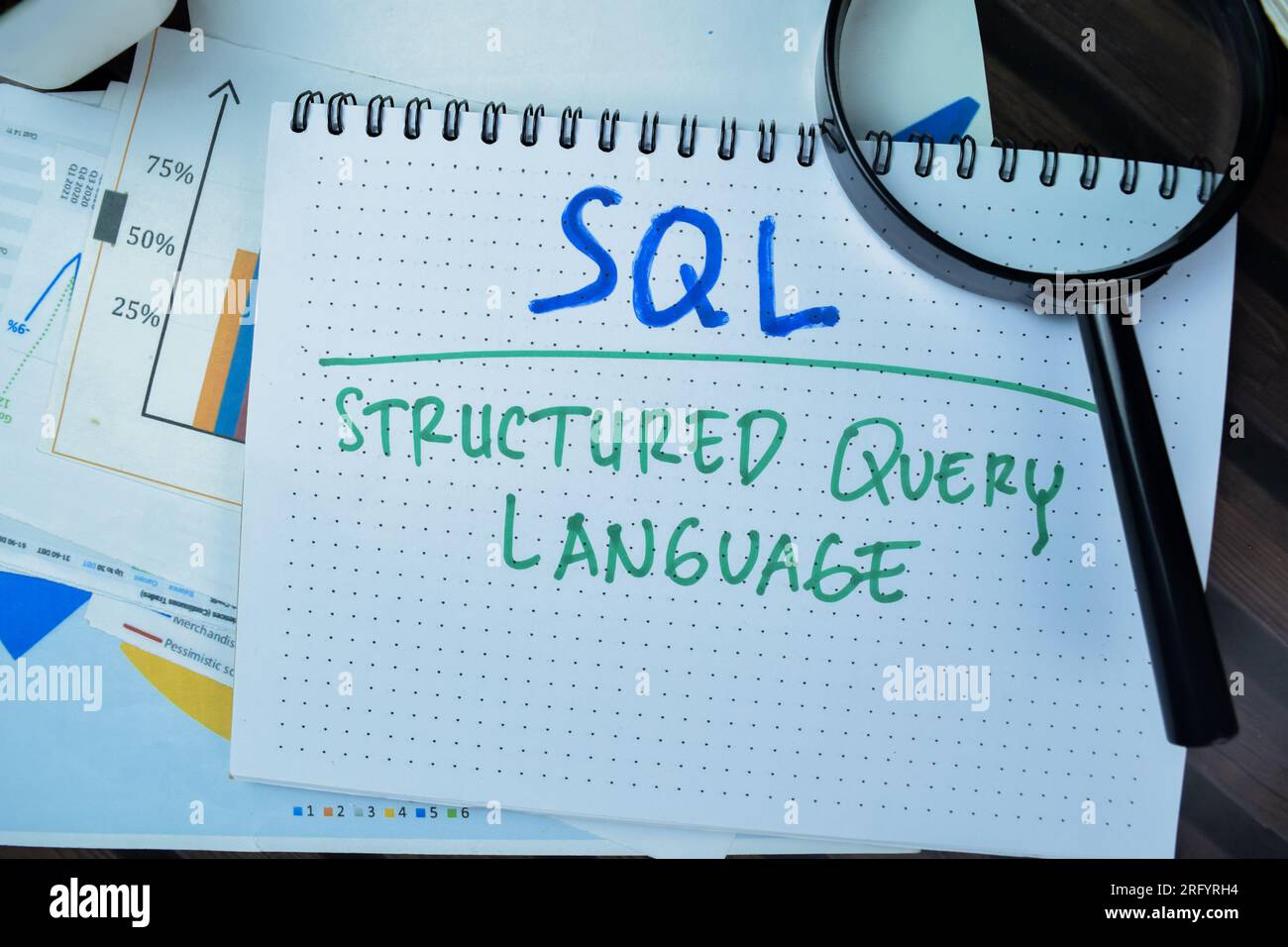 Konzept von SQL - Structured Query Language Schreiben auf Buch isoliert auf Holztisch. Stockfoto