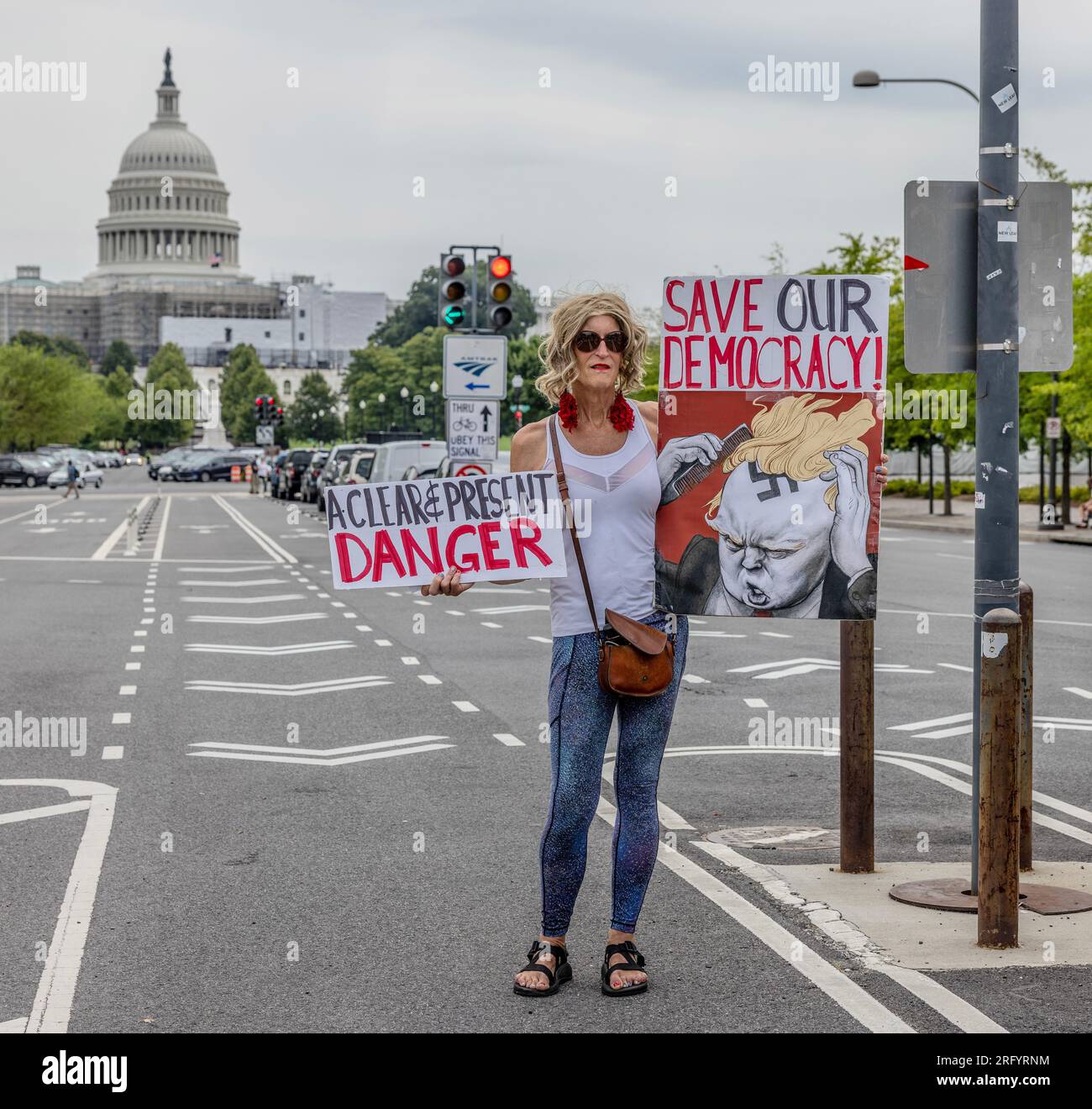 WASHINGTON, D.C. – 3. August 2023: Am Tag einer Anhörung zur Anklageerhebung für den ehemaligen Präsidenten Donald Trump wird in Washington, D.C. ein Demonstrant gesehen. Stockfoto