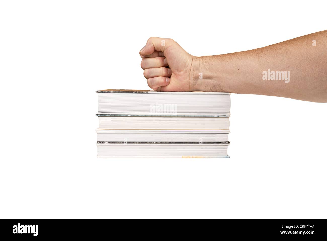Eine männliche Faust auf einem Stapel Bücher mit transparentem Hintergrund Stockfoto