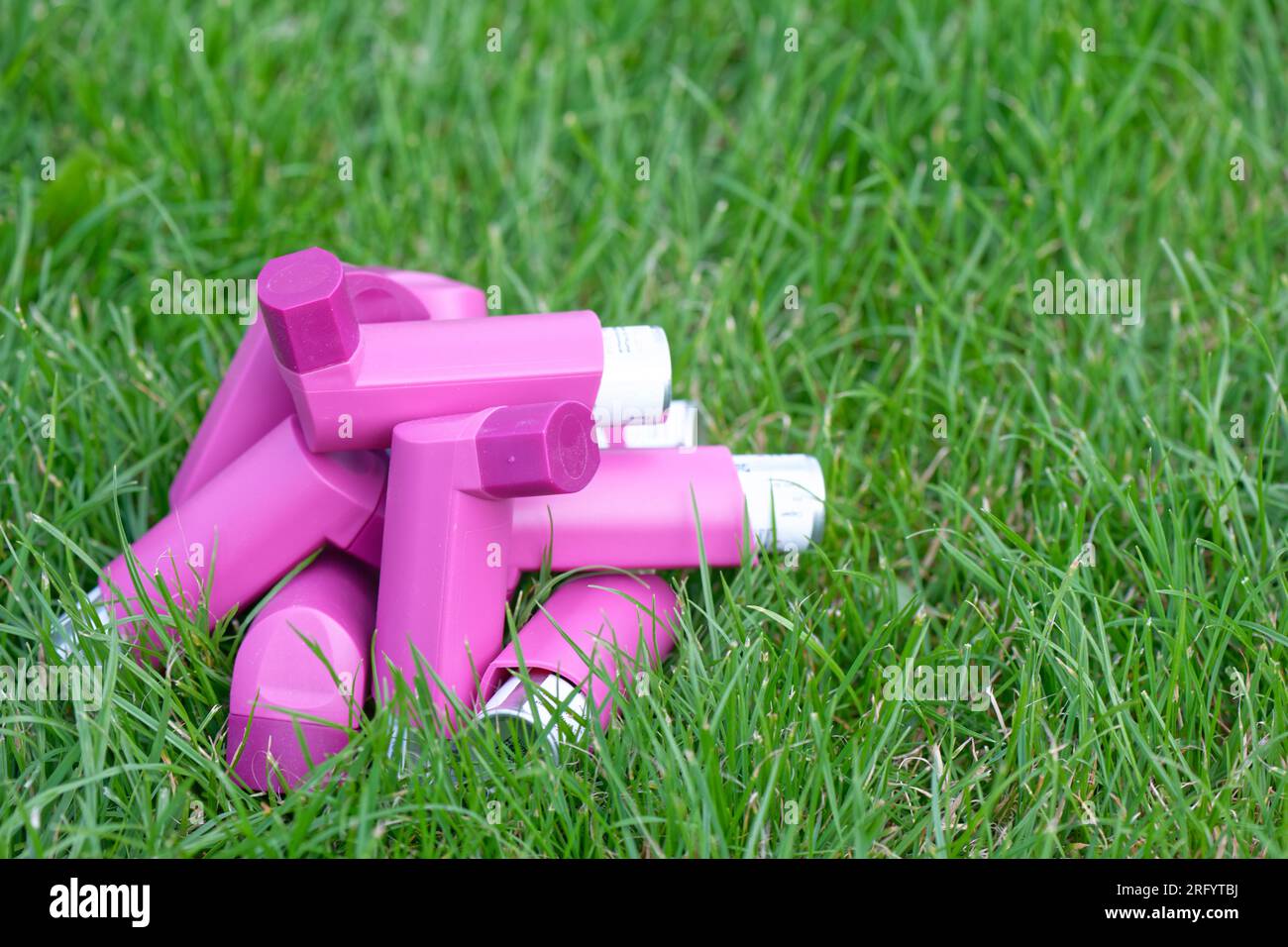 Asthma-Inhalatoren auf einer grünen Wiese mit Kopierraum Stockfoto