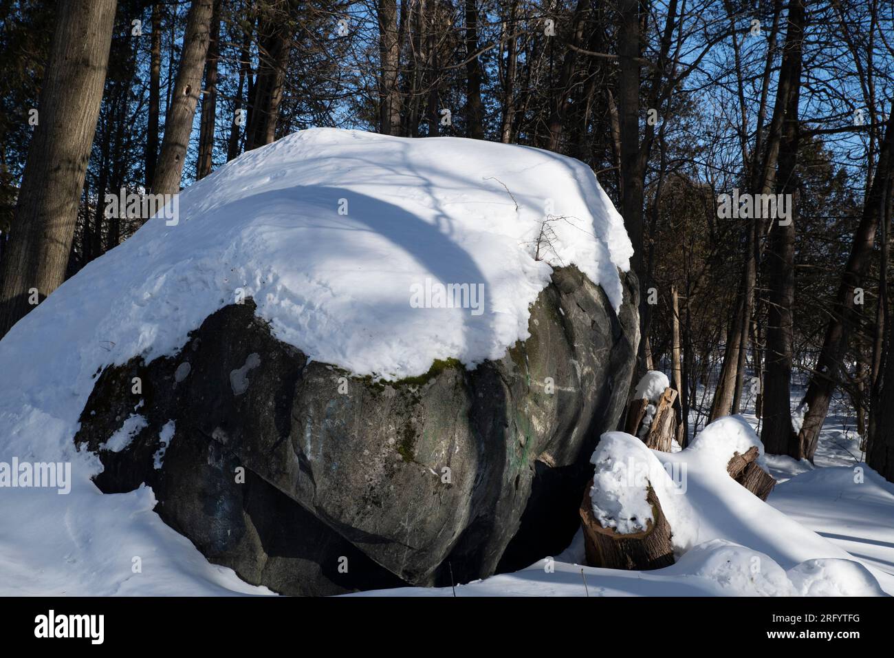 Großer, im Winter mit Schnee bedeckter Felsen Stockfoto