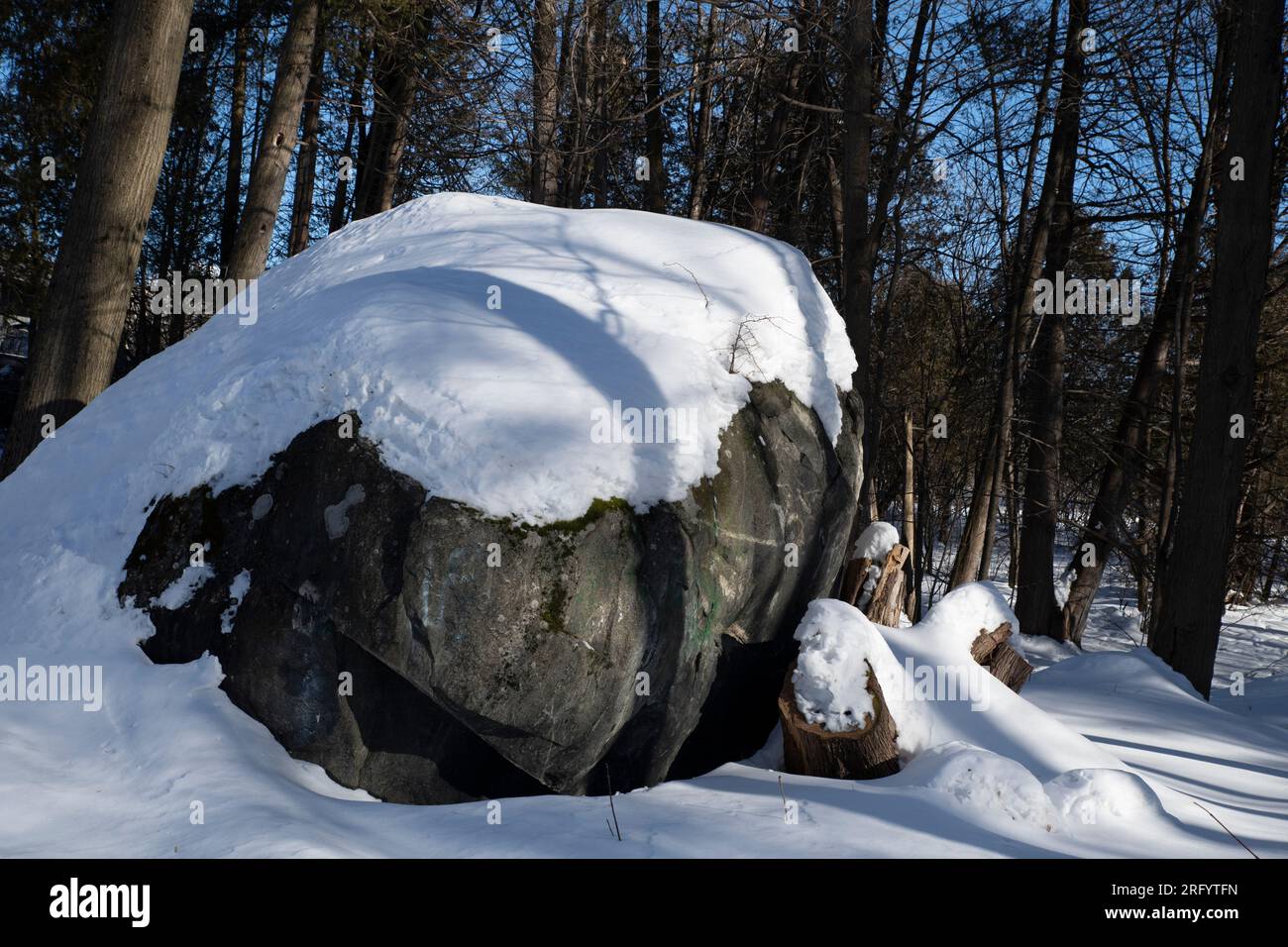 Großer, im Winter mit Schnee bedeckter Felsen Stockfoto