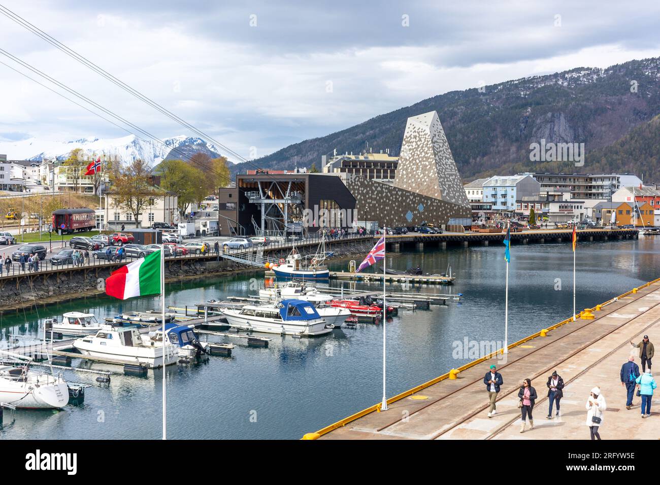 Romsdalsgondolen (Bergbahn), Tindekaia Marina, Jernbanegata, Åndalsnes, Møre Og Romsdal County, Norwegen Stockfoto