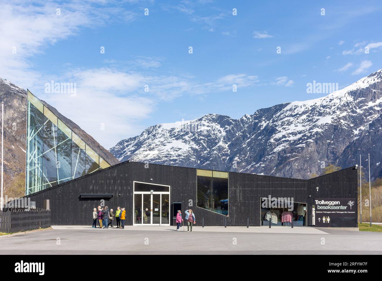 Klippen des Trollveggen (Trollmauer) Besucherzentrums, Trollstigen, Åndalsnes, Møre Og Romsdal County, Norwegen Stockfoto