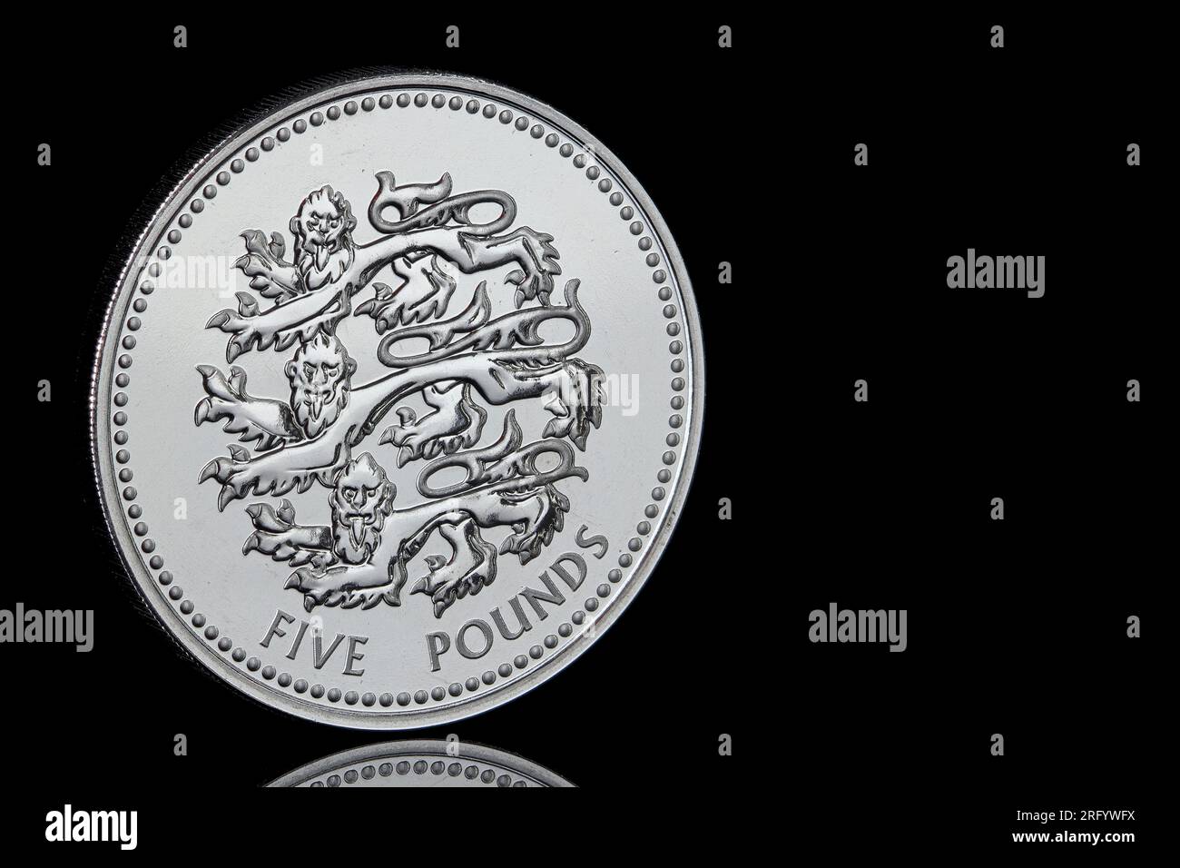 2023 von der Royal Mint ausgegebene fünf-Pfund-Münze aus Großbritannien mit dem Design „The Pride of England“ Three Lions Stockfoto