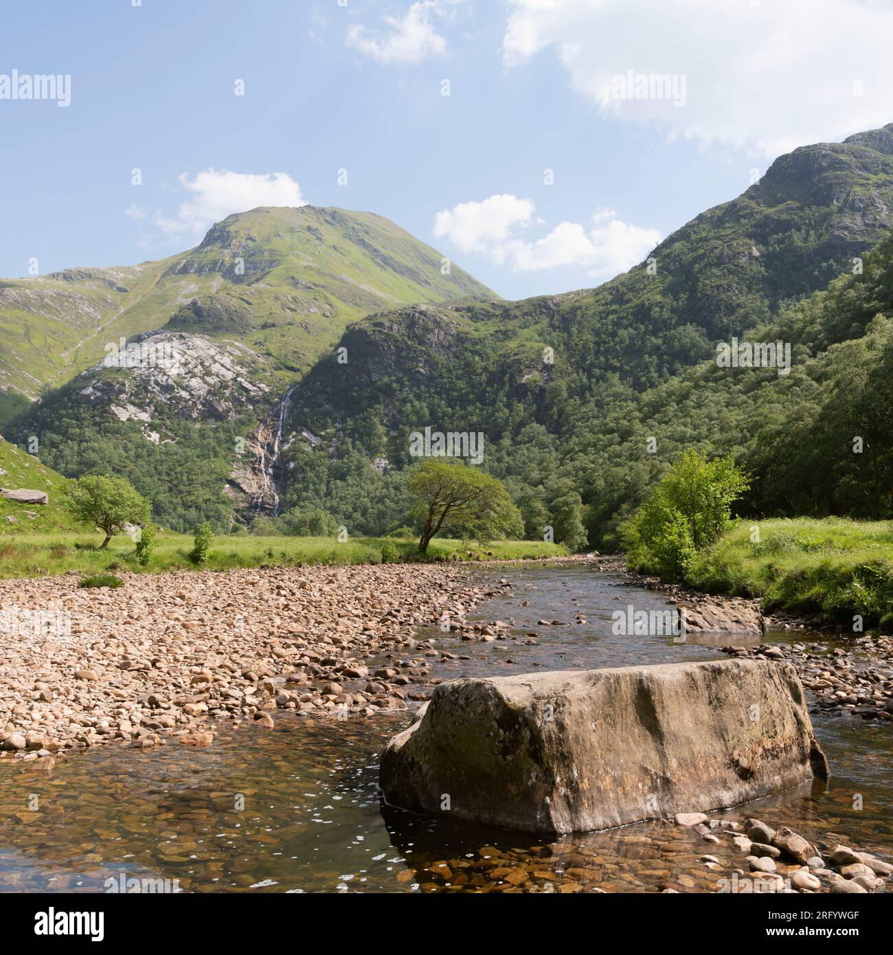 Die dramatische Landschaft in Glen Nevis mit Steall Falls, einem Wasserfall aus dem Jahr 120m, der im Sommer vom Wasser von Nevis aus gesehen wird Stockfoto