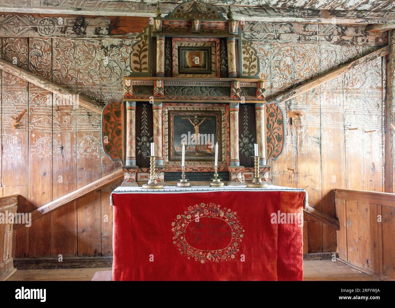 Altar im Inneren des 14. Jahrhunderts Rødven Stave Church, Stavkyrkjevegen, Rødven, Åndalsnes, Møre Og Romsdal County, Norwegen Stockfoto