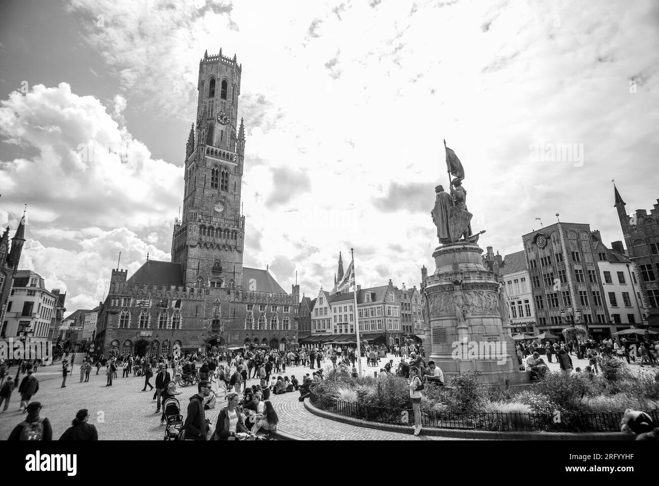 Der Blick auf den beffroi-Glockenturm von Brügge ist ein mittelalterliches Gebäude im historischen Zentrum und gehört zum UNESCO-Weltkulturerbe in Brügge, auf Augu Stockfoto