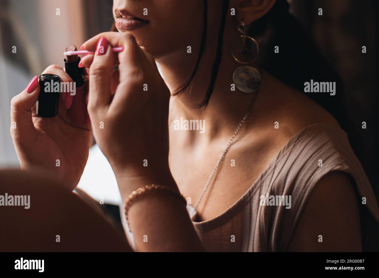 Make-up-Künstler, der sich für ein junges Model schminkt. Backstage-Modewoche Stockfoto