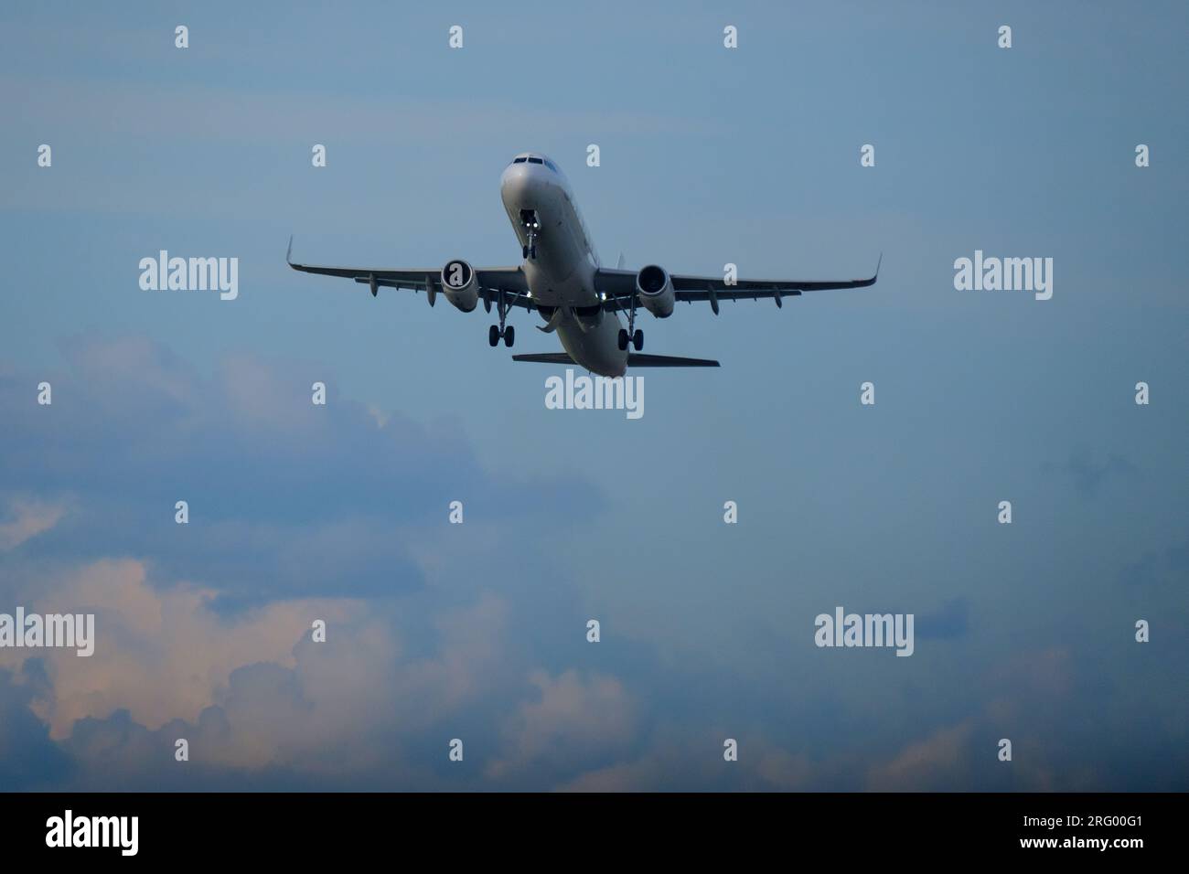 Helsinki / Finnland - 5. AUGUST 2023: Ein Flugzeug, das von der Start- und Landebahn vor einem hellen bewölkten Himmel startet. Stockfoto