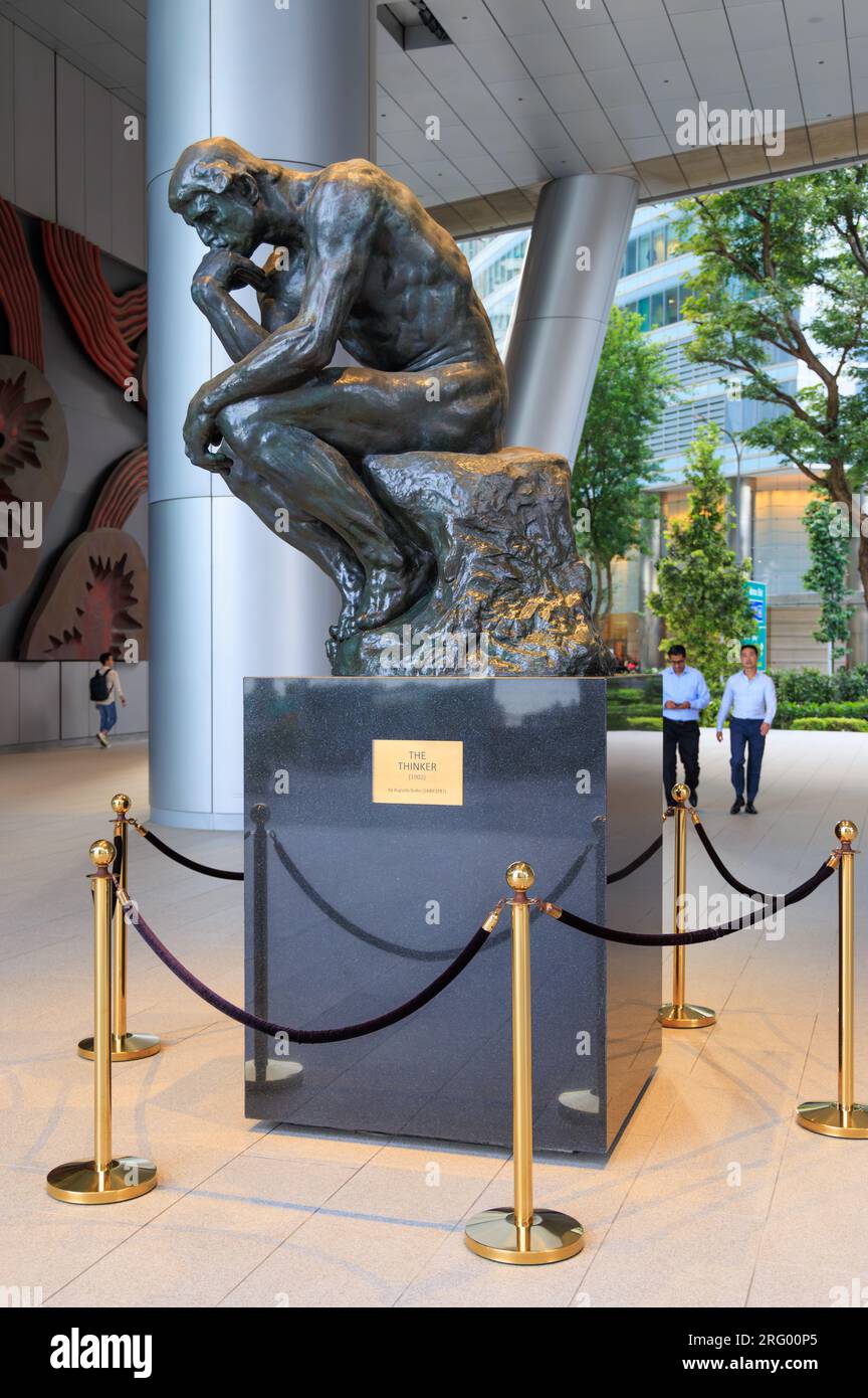 „The Thinker“ von Auguste Rodin in OUE Bayfront, Singapur Stockfoto
