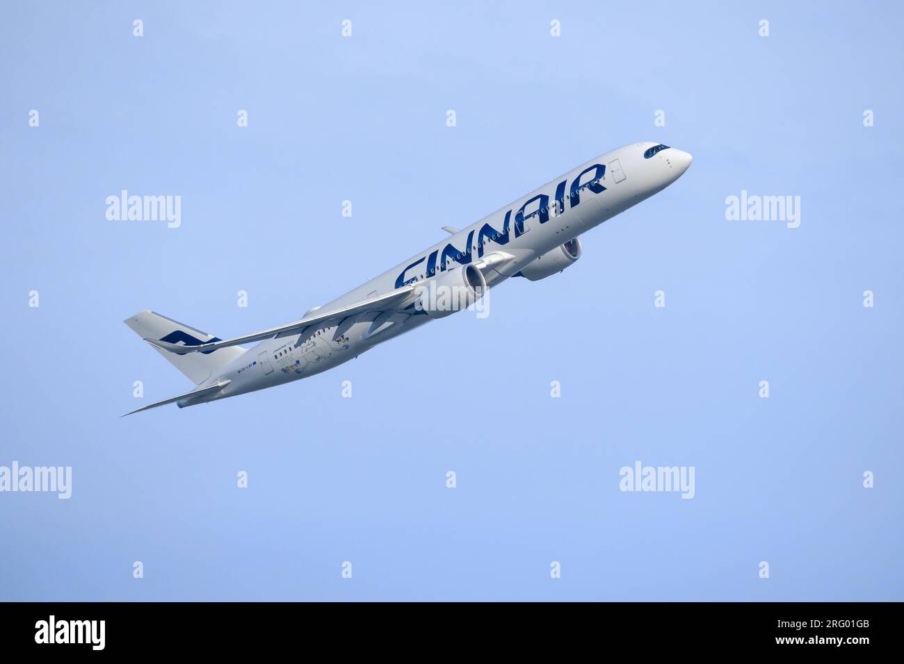 Helsinki/Finnland - 5. AUGUST 2023: Ein Airbus A350, der von der finnischen Fluggesellschaft Finnair betrieben wird und vom Flughafen Helsinki abfliegt. Stockfoto